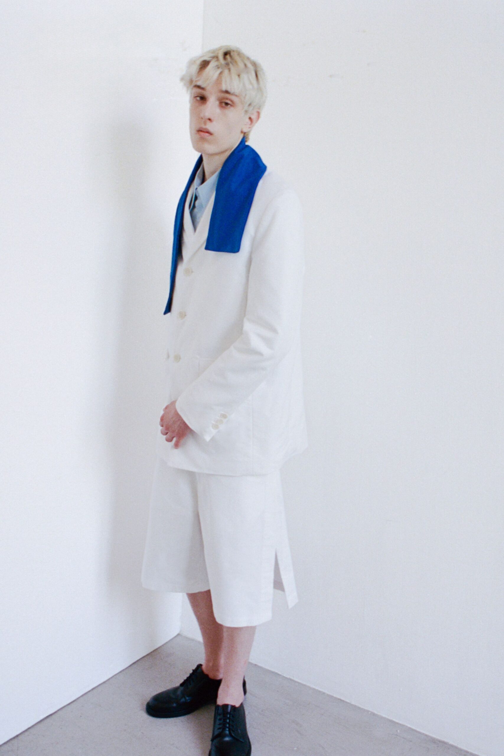 white short-sleeve collared tailored buttoned suit