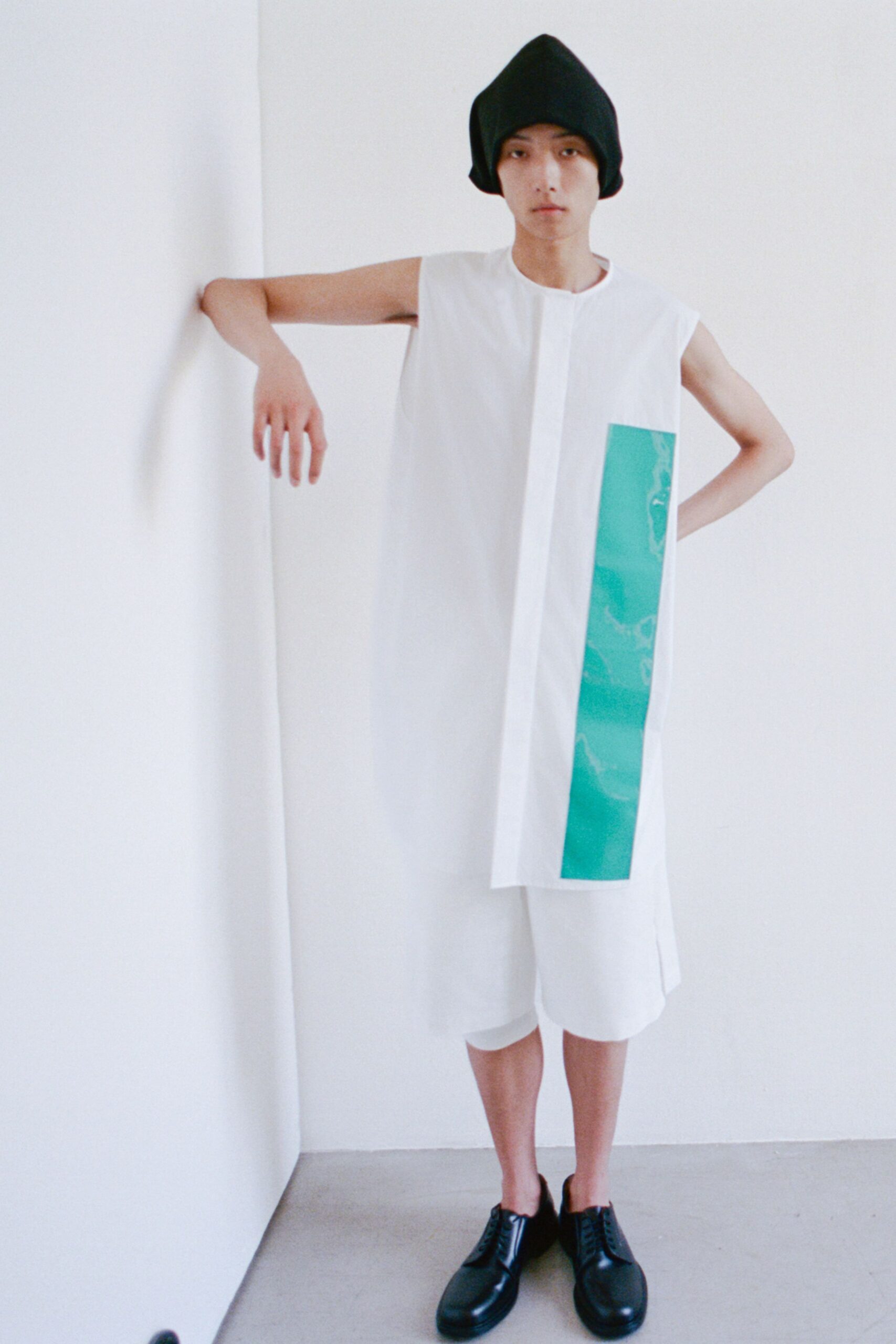 white cotton sleeveless collared relaxed color-blocked top
