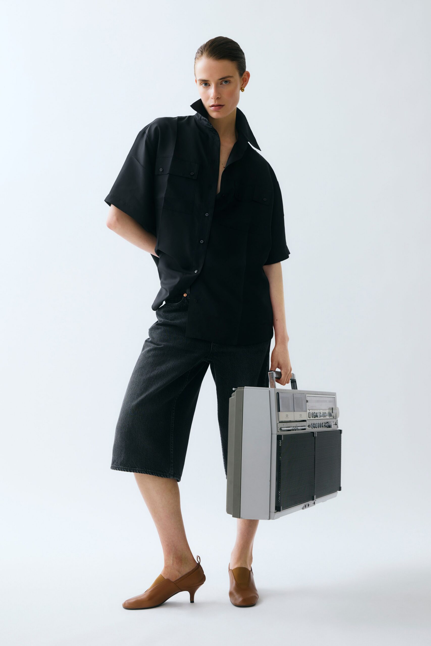 black cotton short-sleeve collared relaxed shirt
