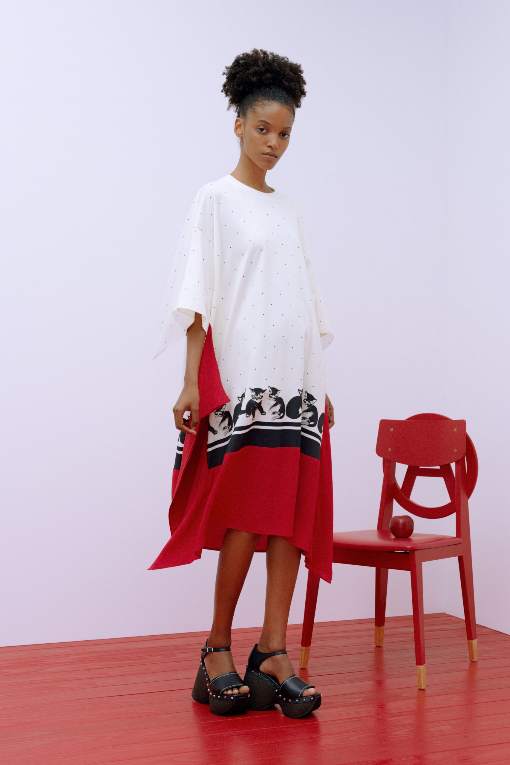 relaxed white and red midi dress with platform shoes