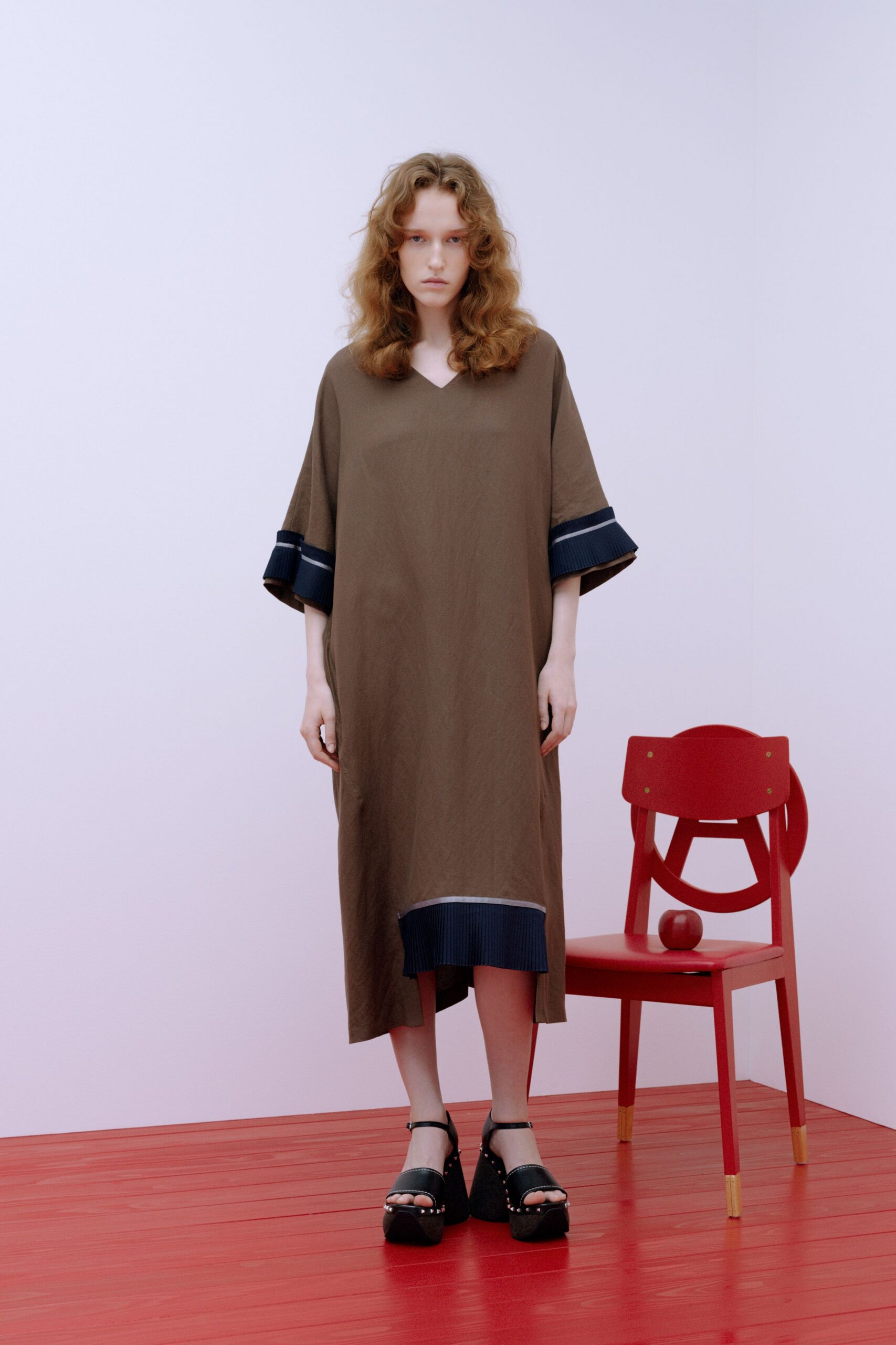 brown relaxed midi dress with platform shoes