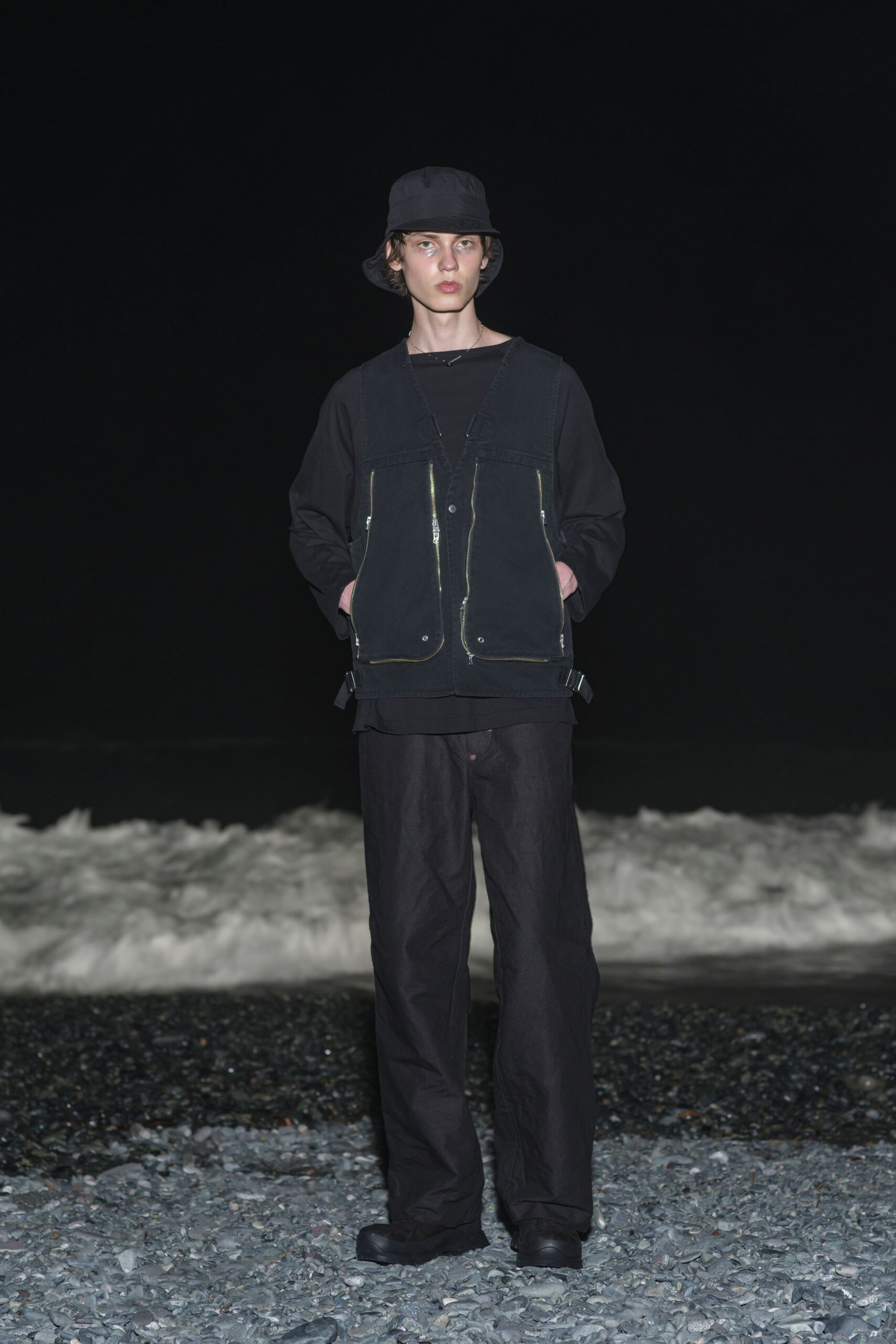 black cotton short-sleeve fitted top