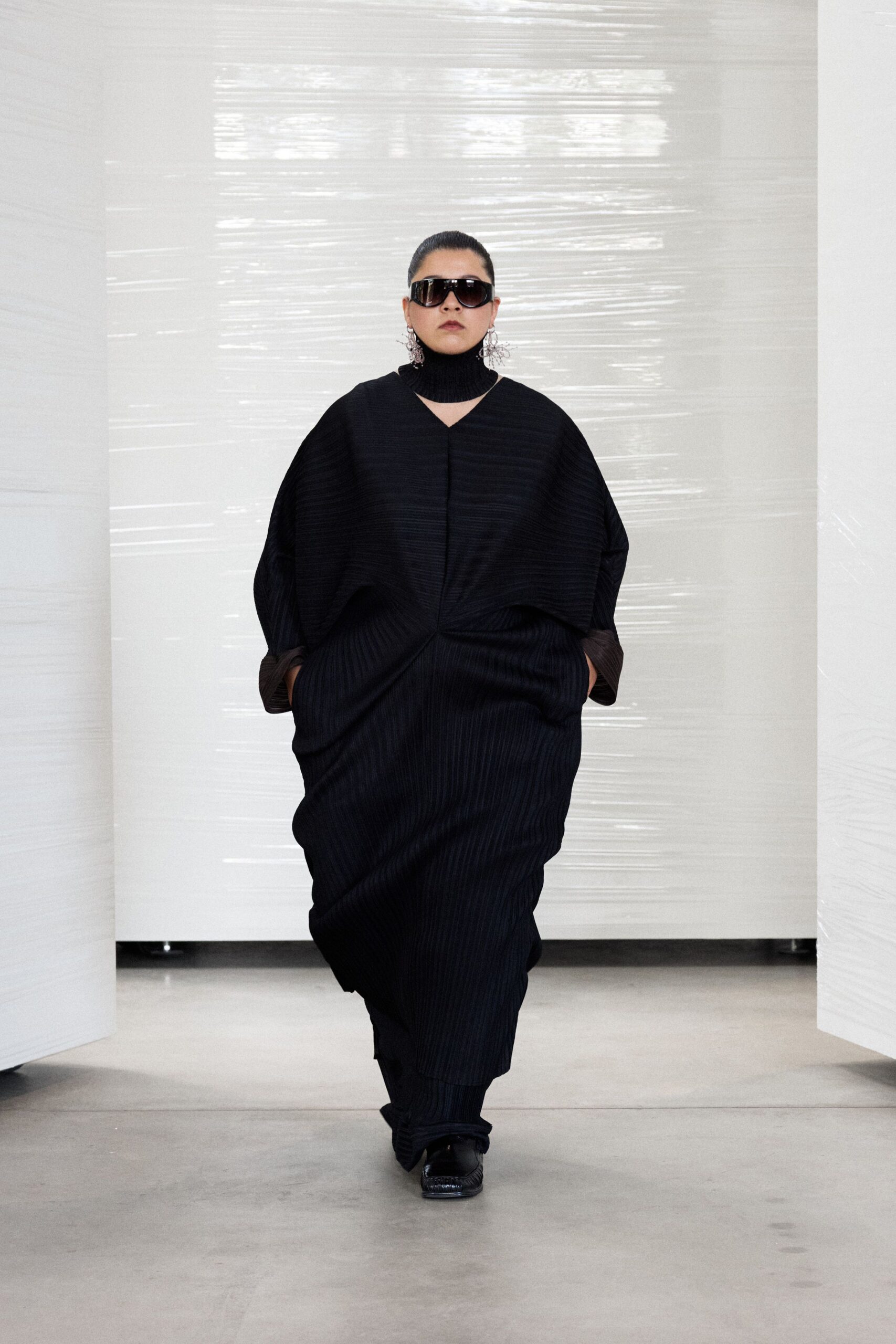 black relaxed maxi dress with sunglasses