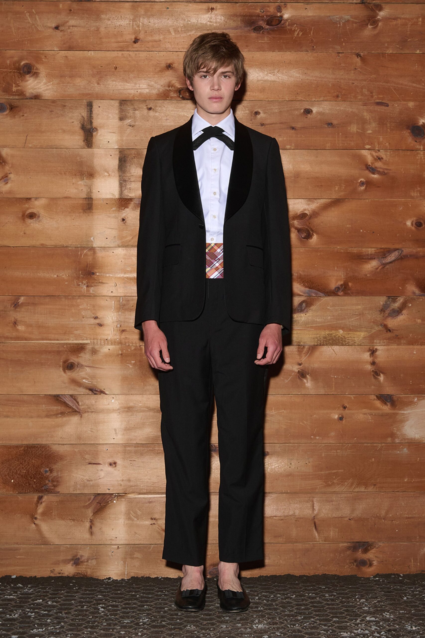 black long-sleeve collared tailored buttoned suit