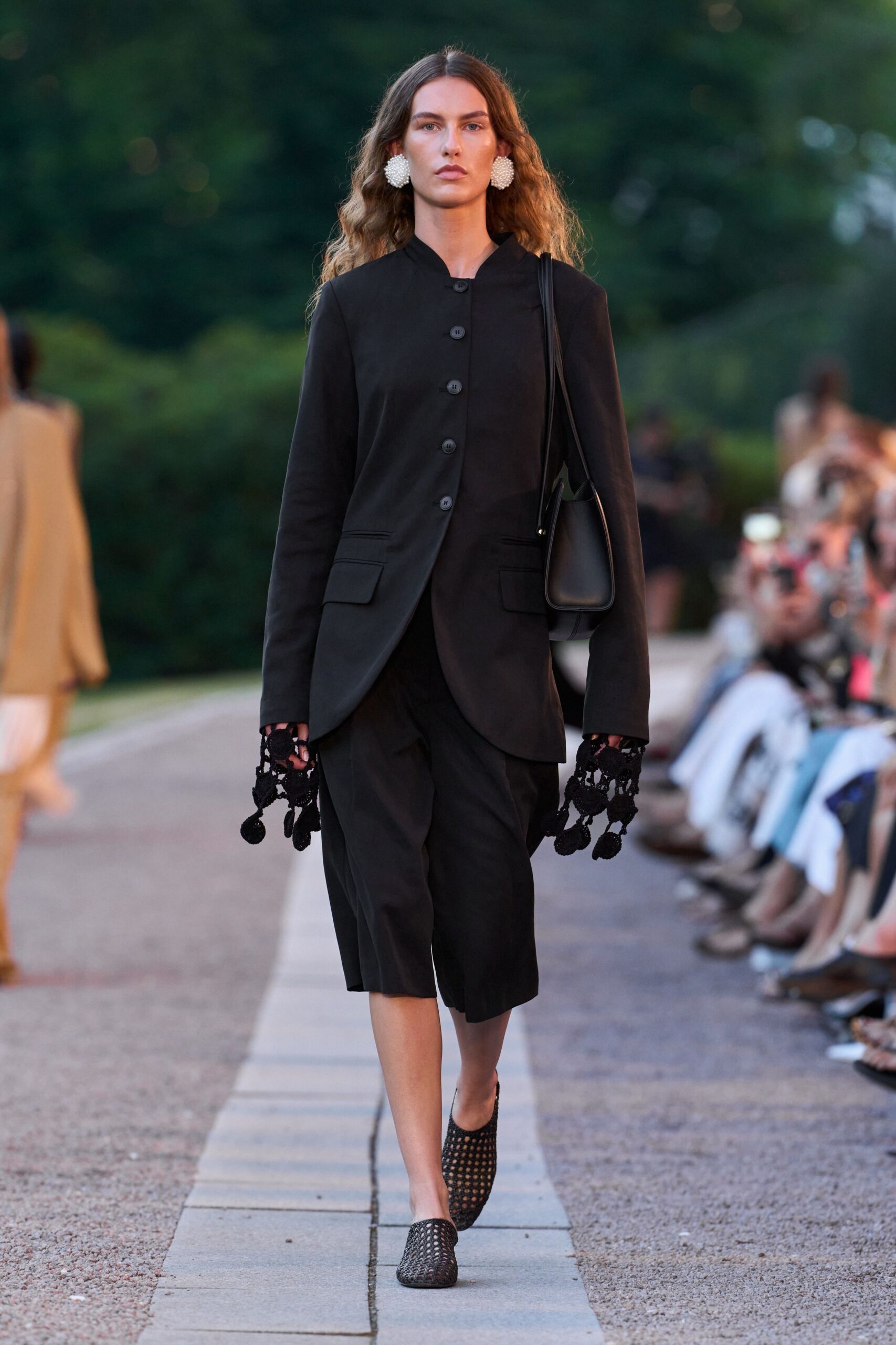 black cotton long-sleeve collared fitted buttoned blazer
