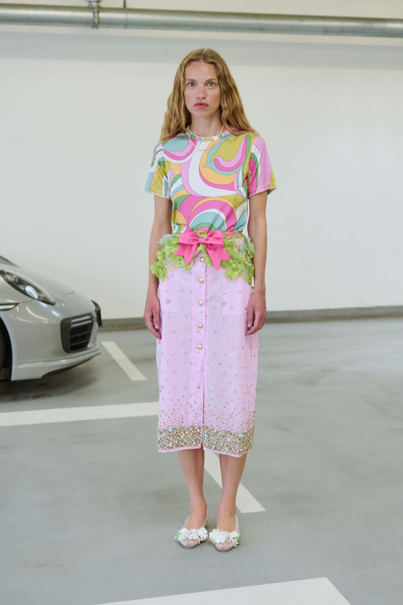 pink fitted high-waisted buttoned pleated skirt