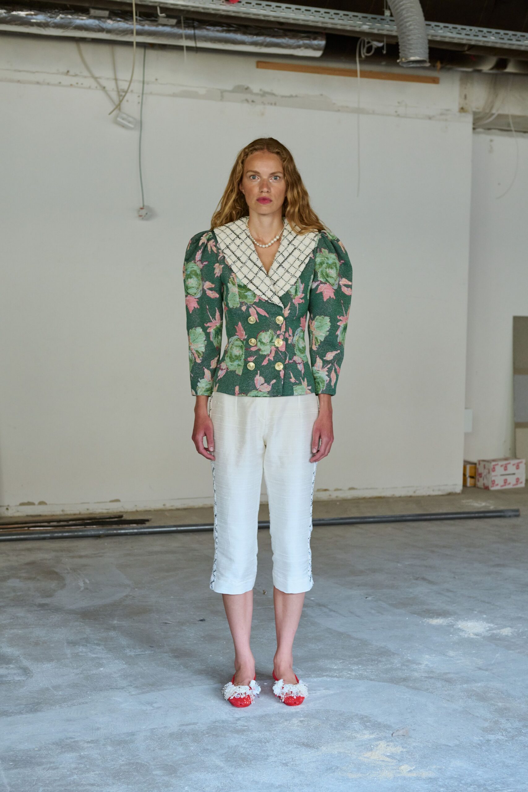 white cotton relaxed zippered cropped pants