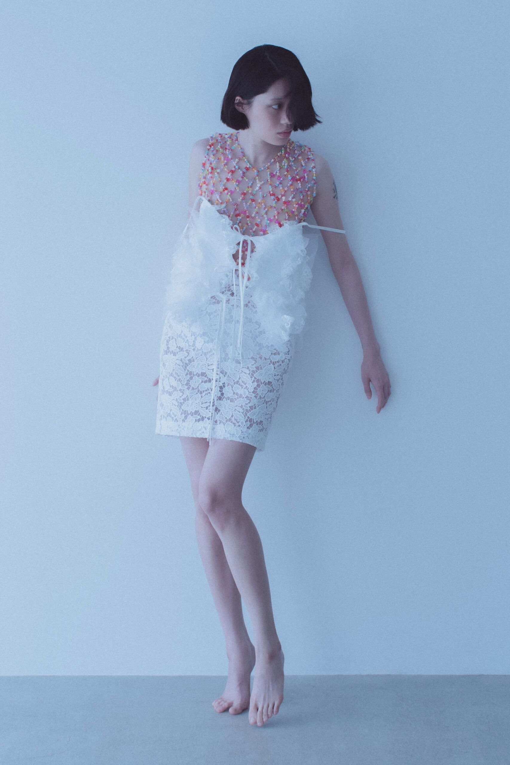 white lace sleeveless dress