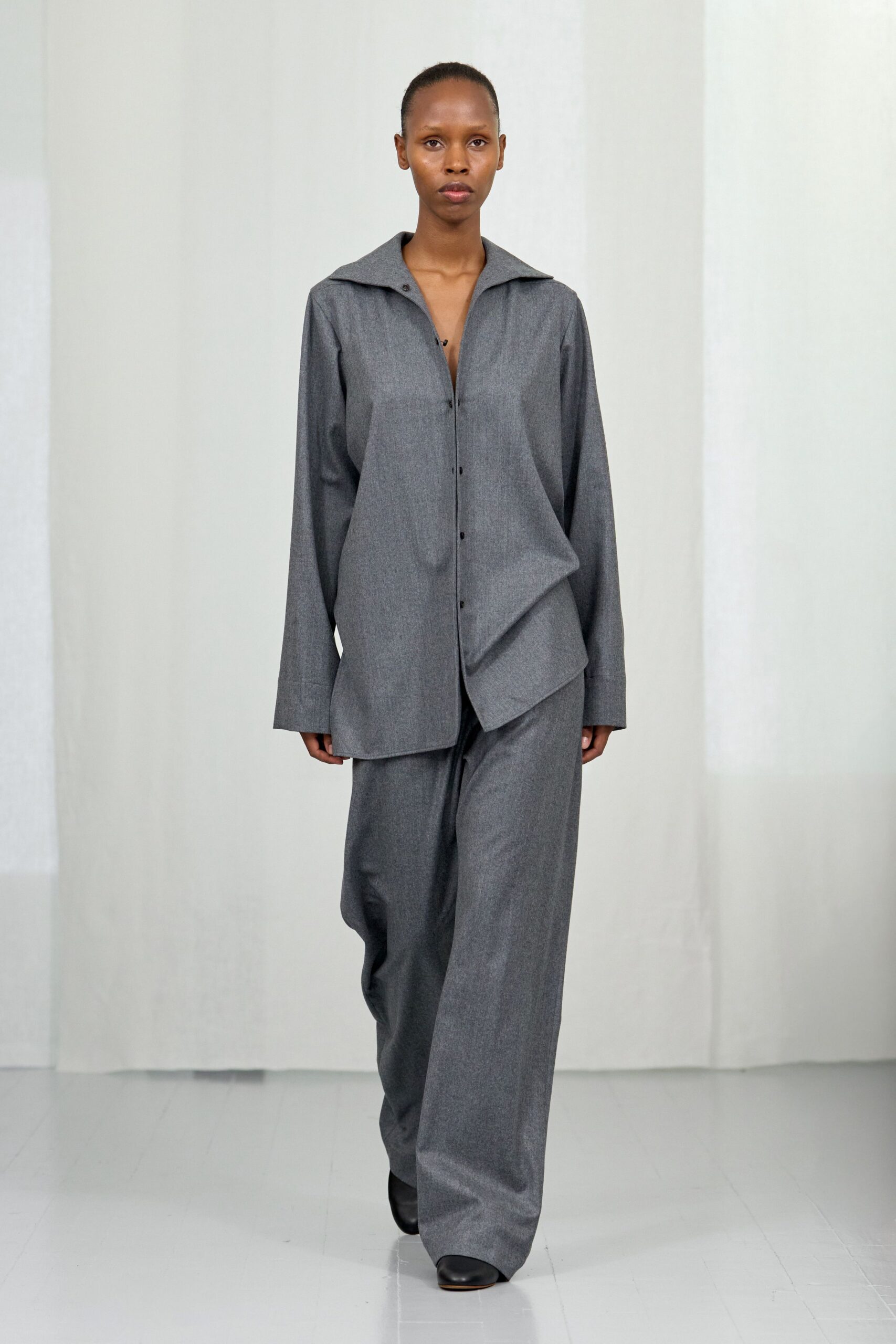 gray cotton long-sleeve collared relaxed shirt