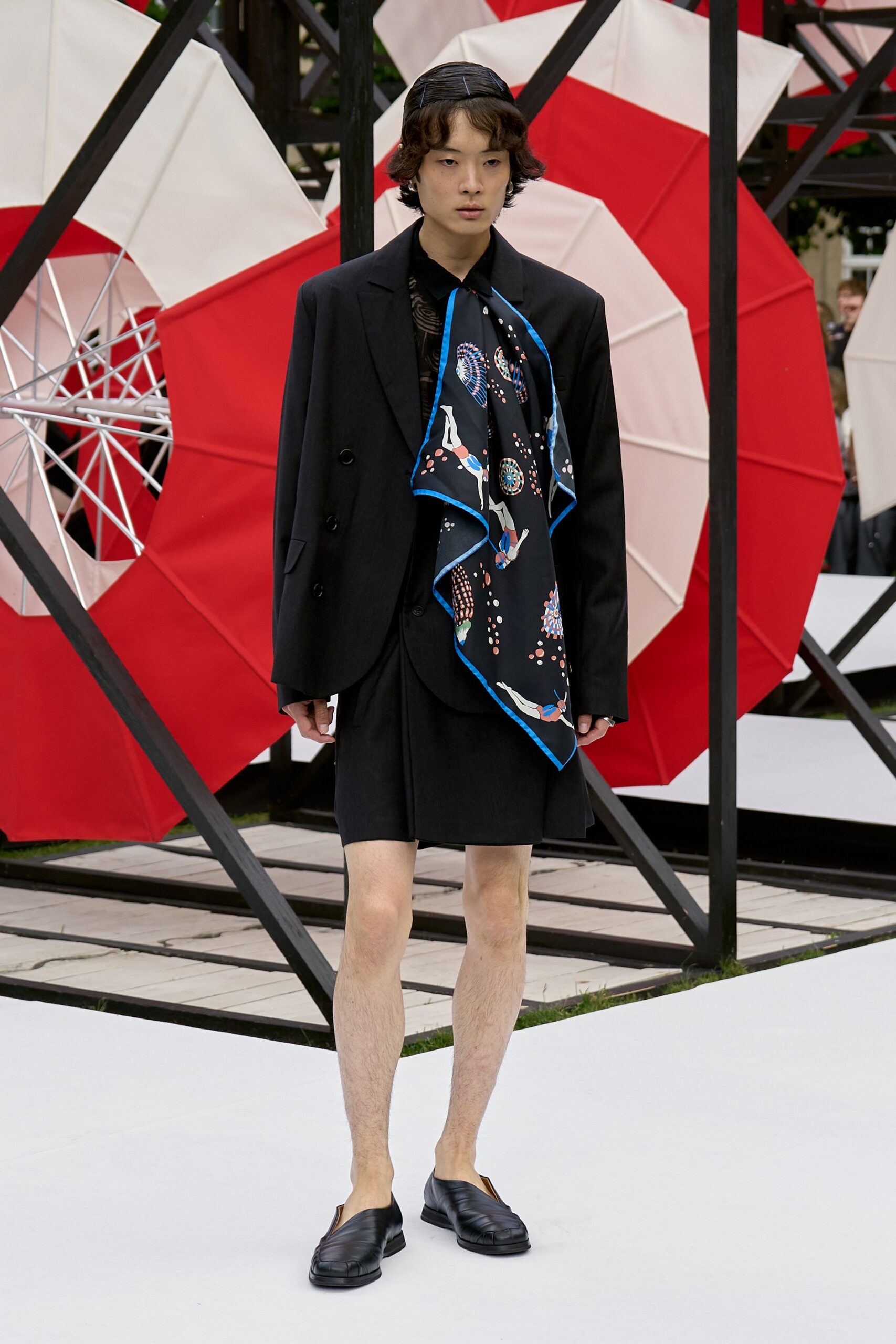 black long-sleeve collared tailored blazer