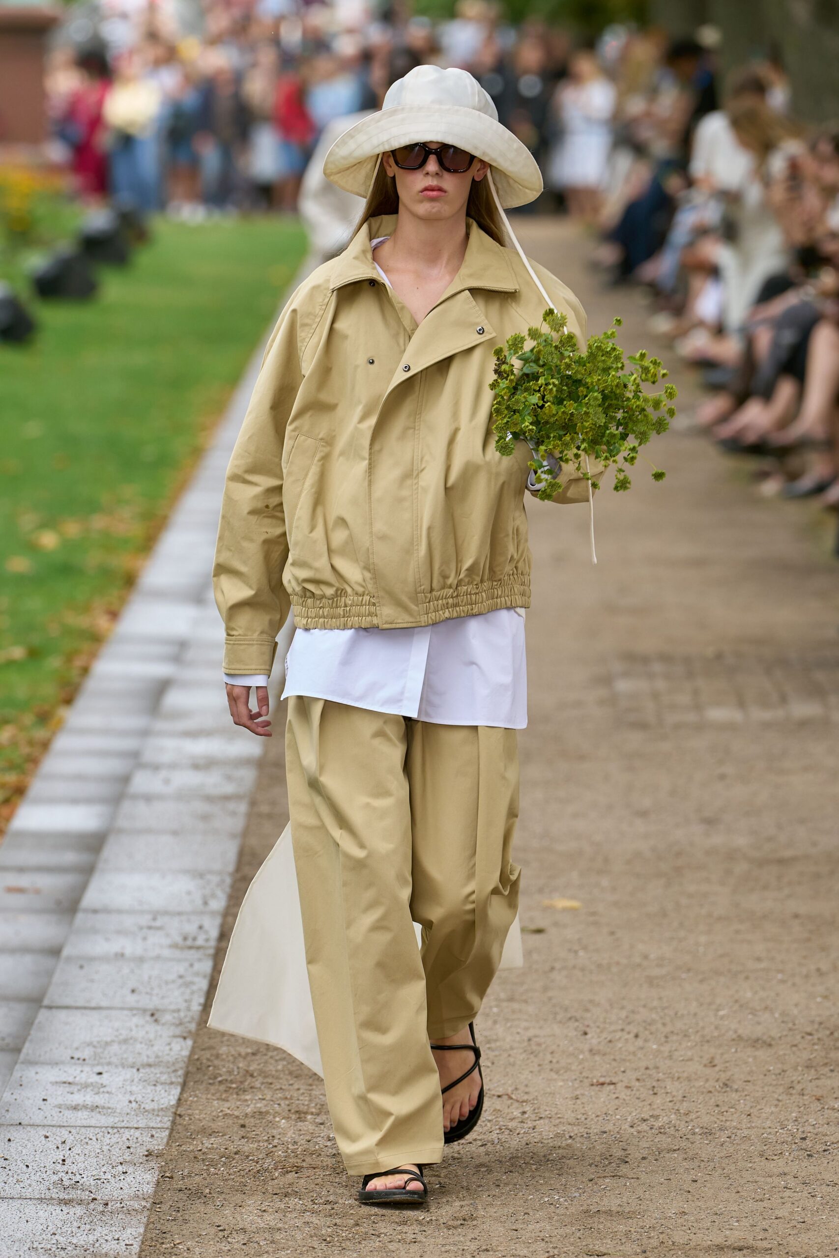 beige cotton long-sleeve collared relaxed zippered pockets jacket