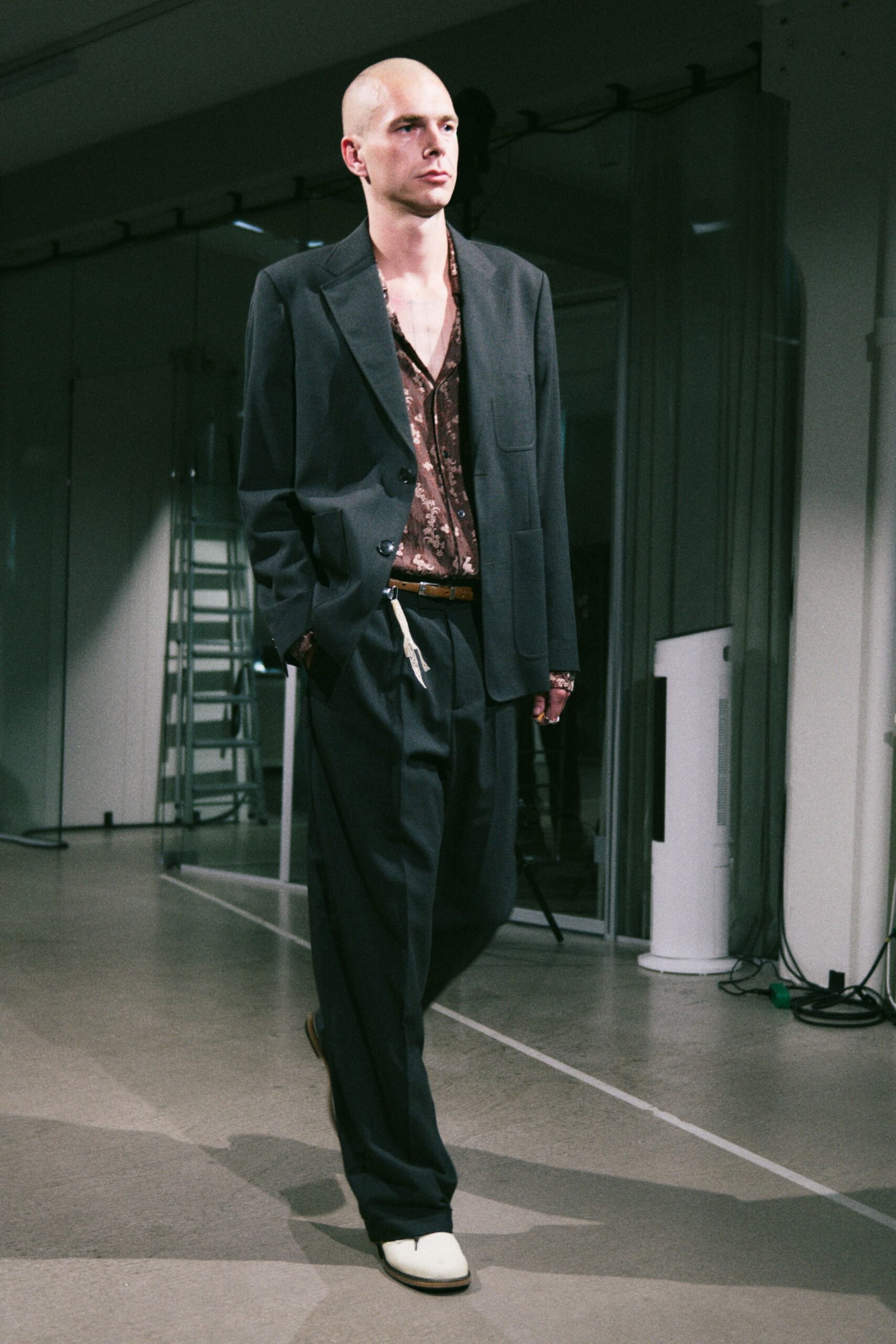 black long-sleeve collared tailored blazer
