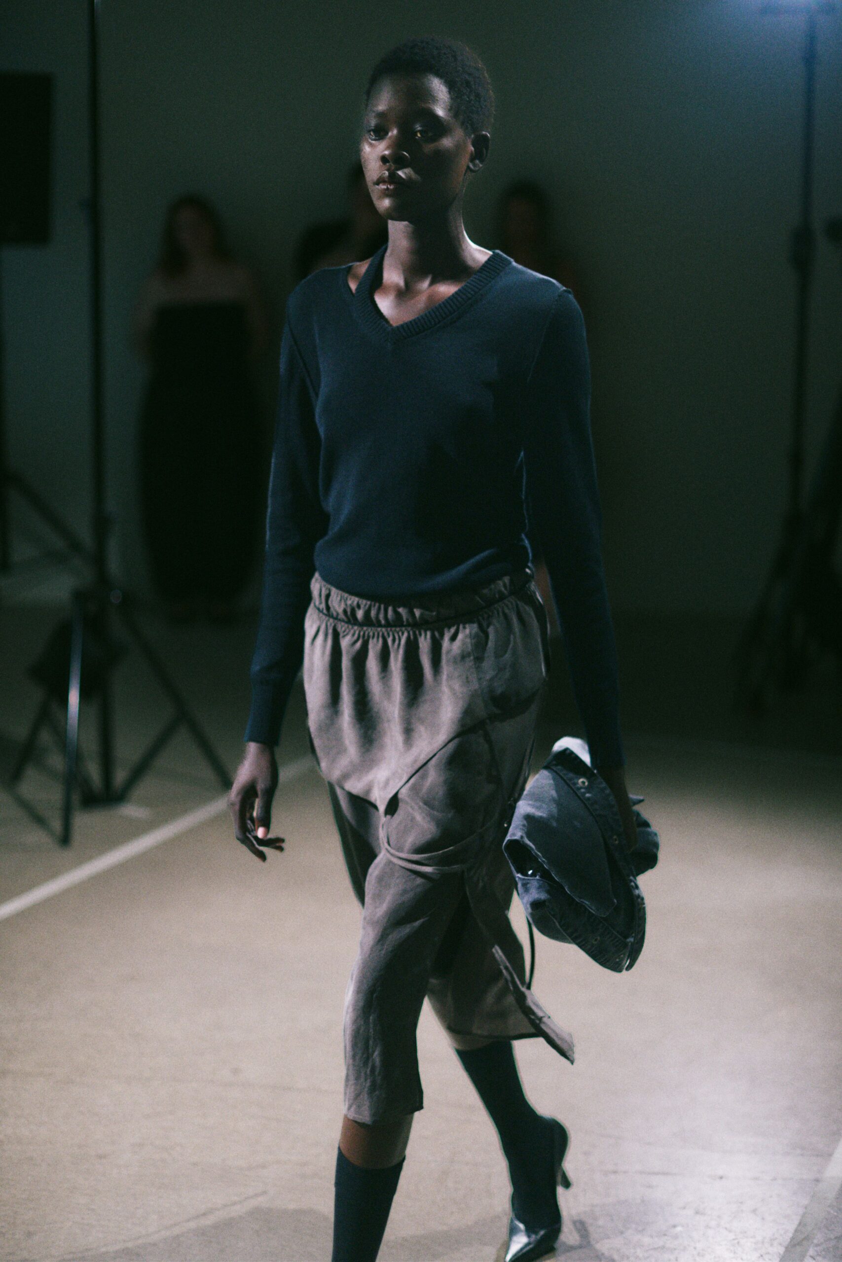 gray cotton relaxed pleated pants
