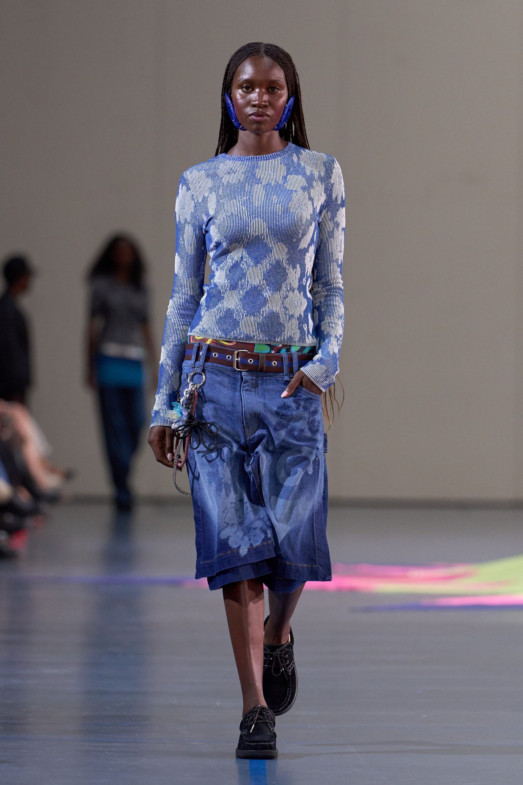 blue cotton long-sleeve v-neck fitted printed top