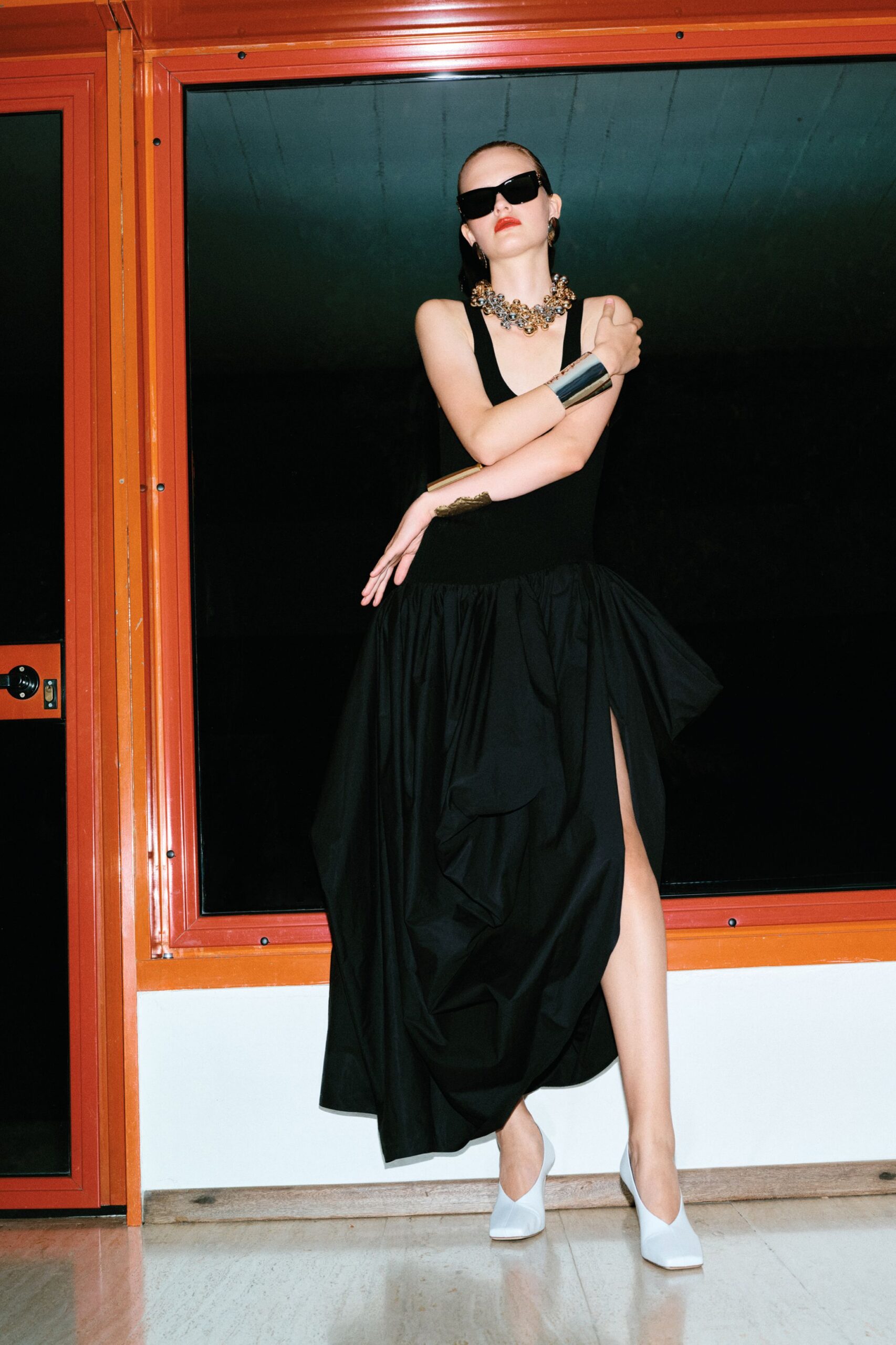 black unknown sleeveless scoop-neck fitted draped flowing gown