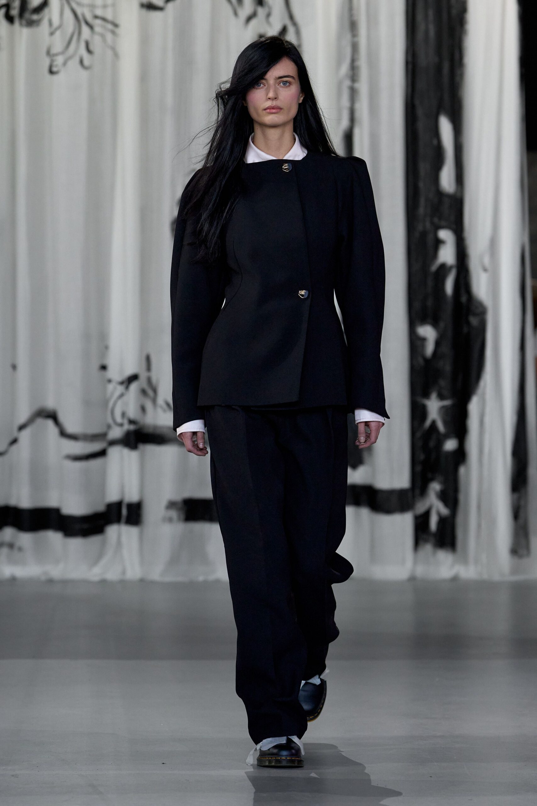 black long-sleeve collared structured buttoned blazer