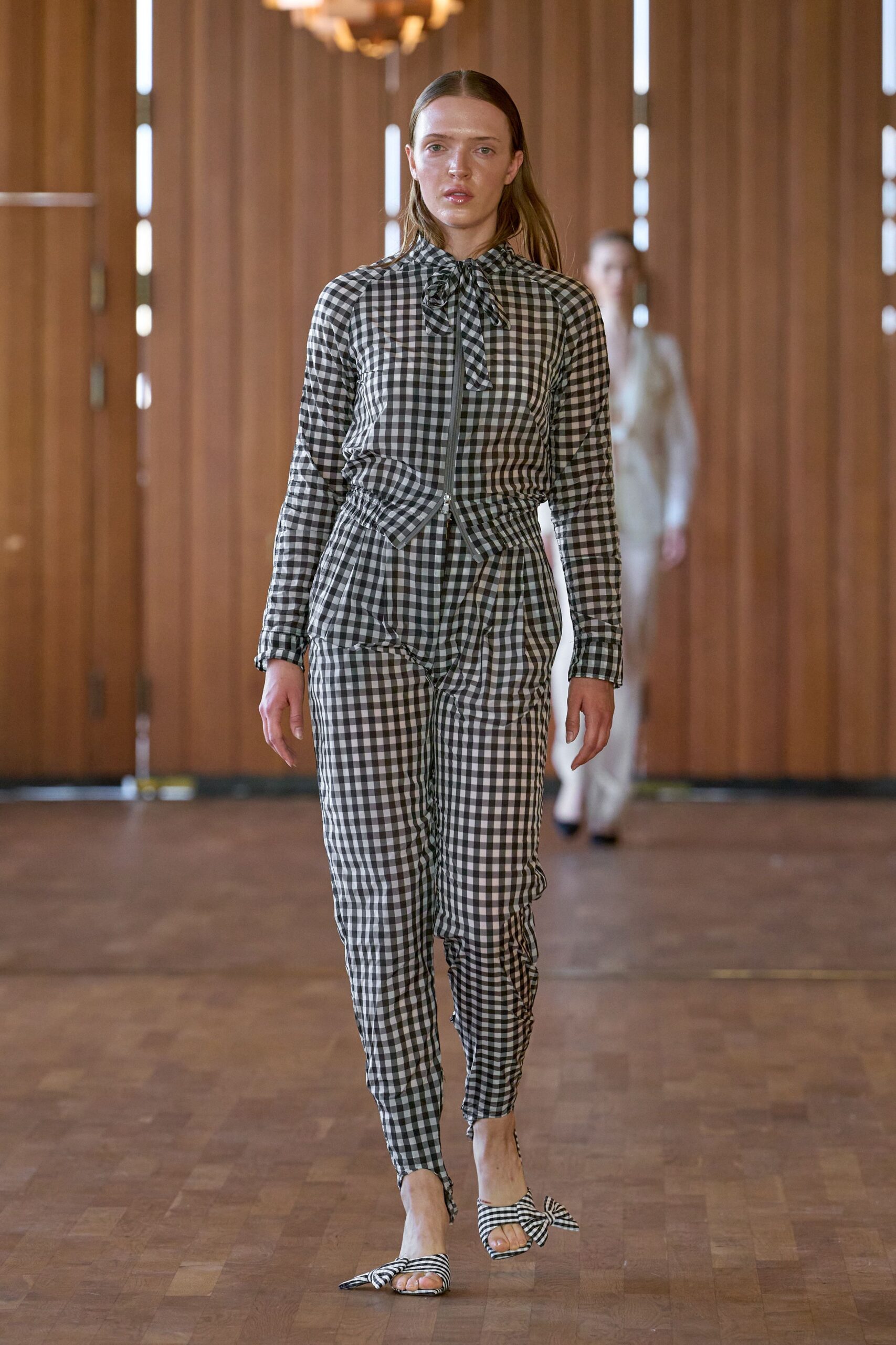 black long-sleeve collared fitted checked shirt