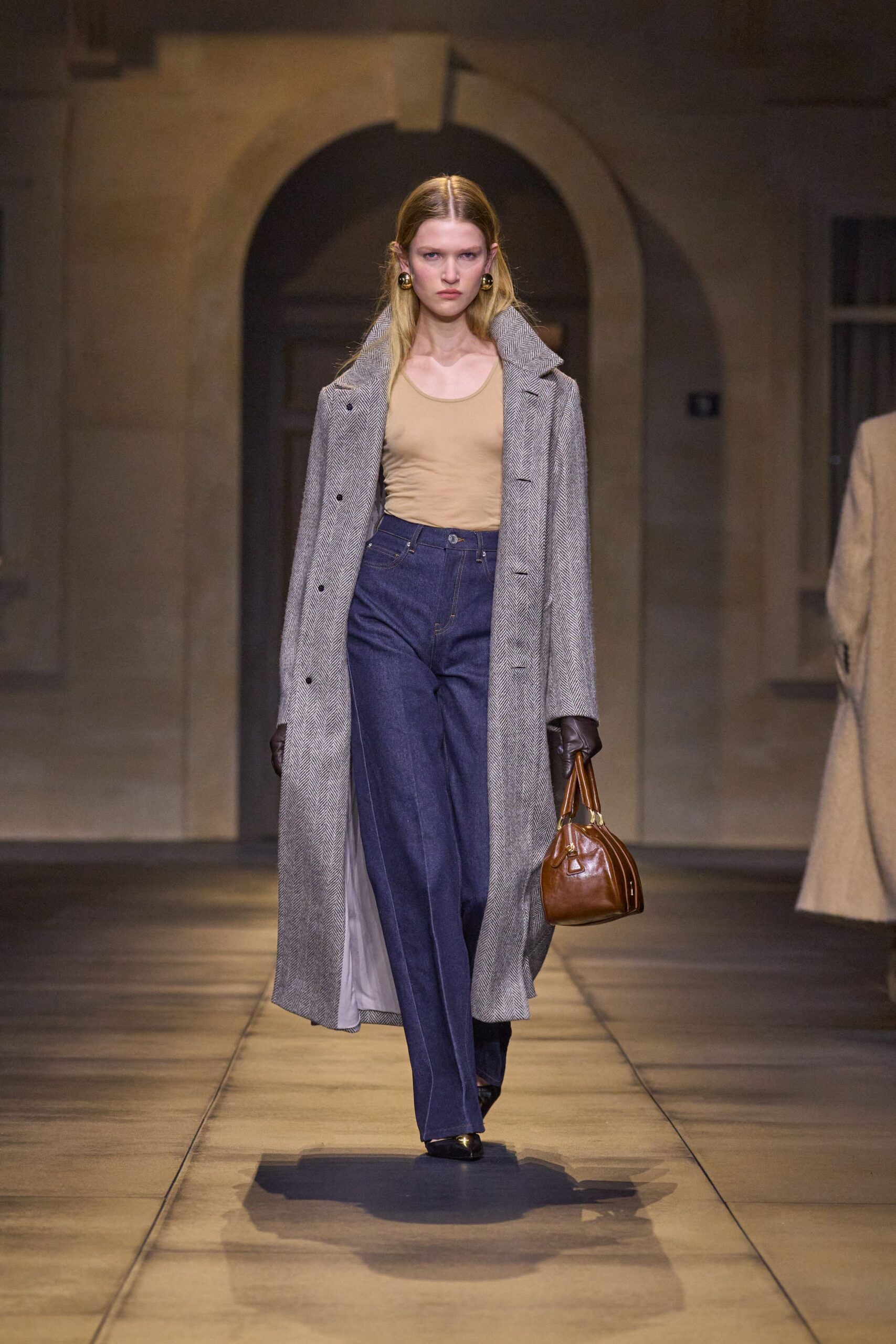 gray wool long-sleeve collared tailored herringbone textured coat