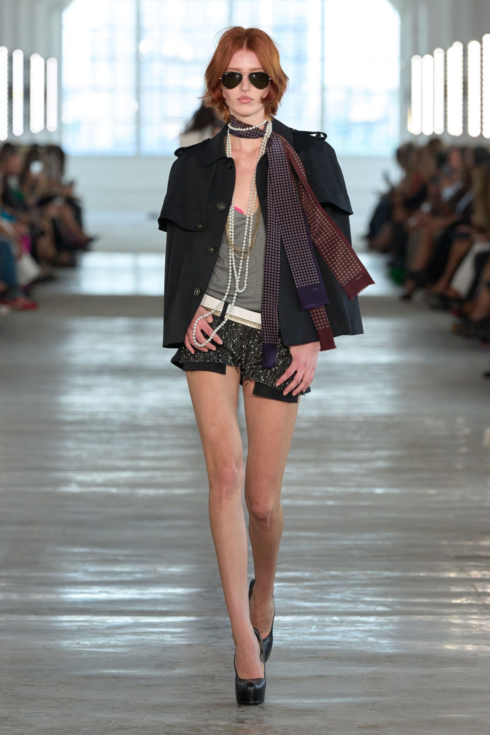 black capelet shoulder coat