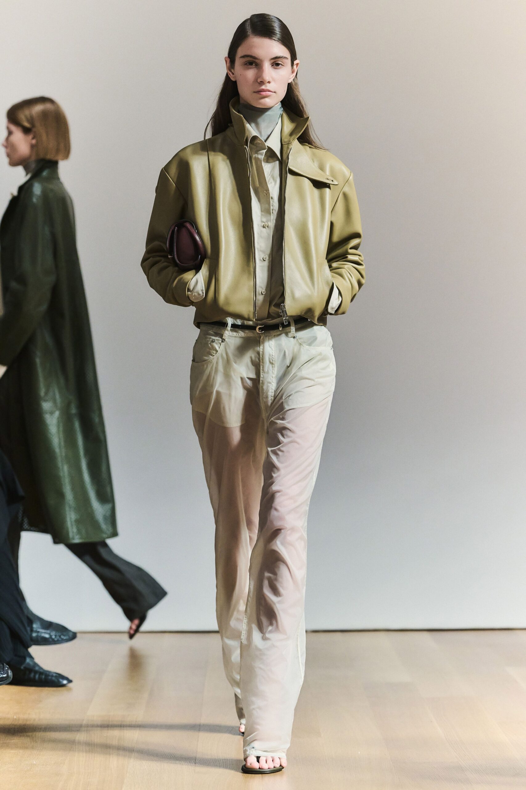 beige unknown collared long-sleeve buttoned shirt