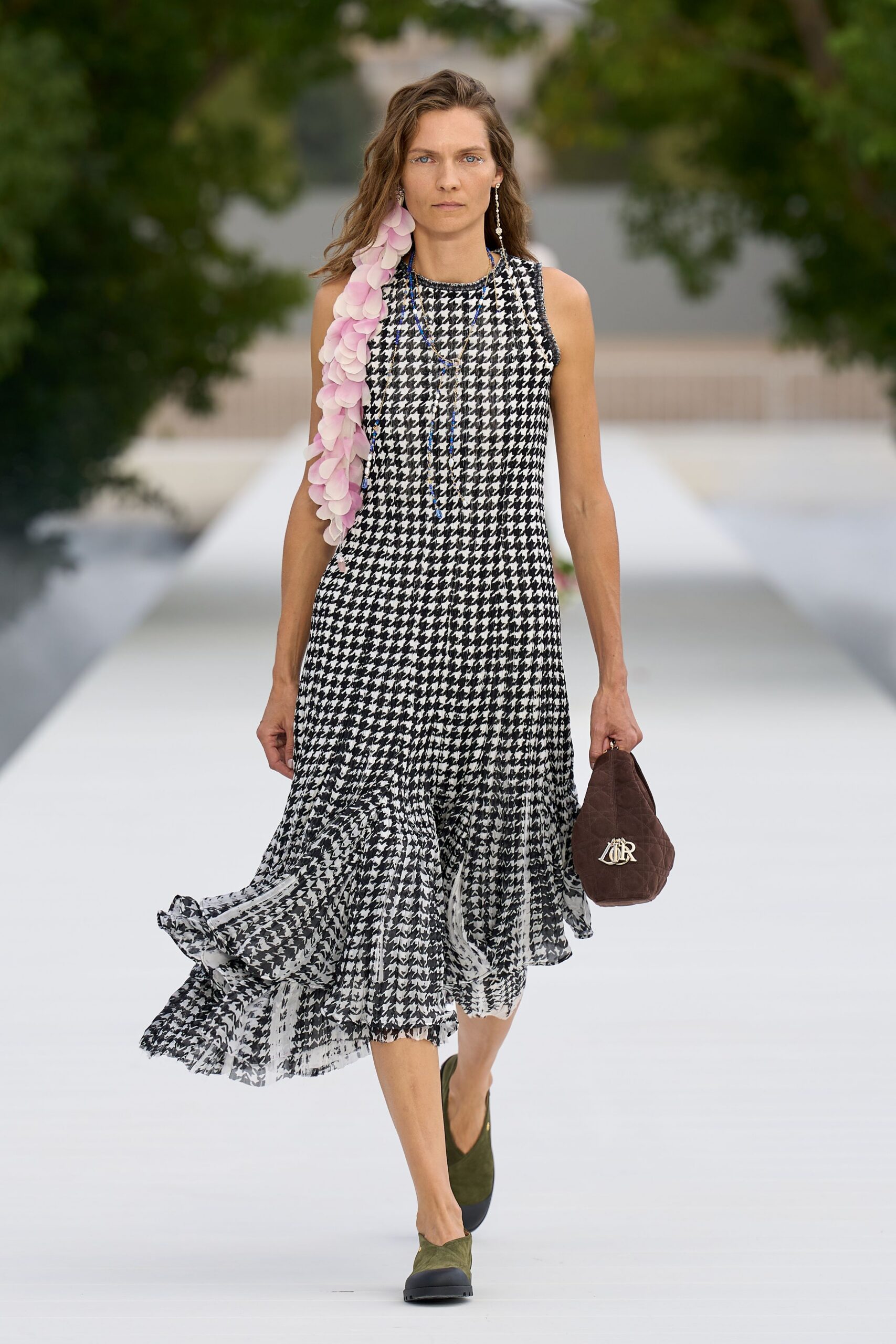 black chiffon sleeveless high-neck houndstooth pleated midi-dress