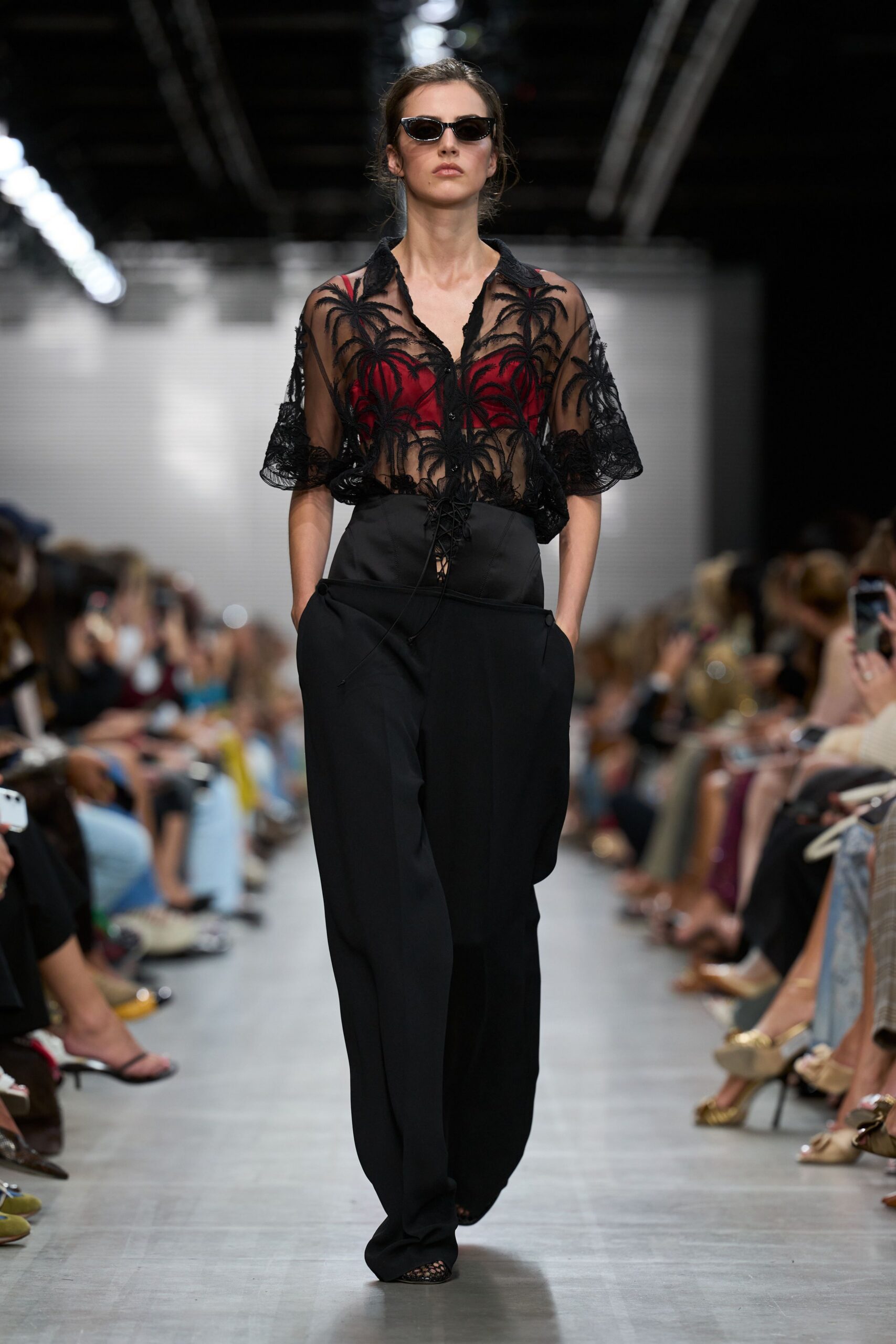 black lace collared short-sleeve floral embroidered blouse
