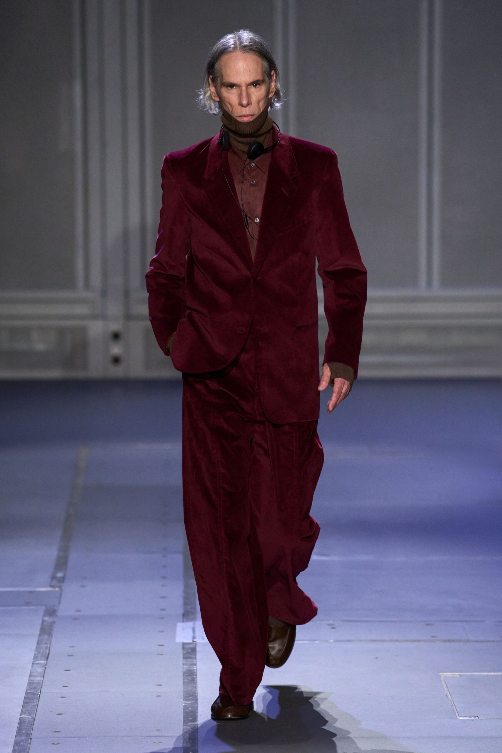 red velvet long-sleeve collared tailored buttoned textured blazer