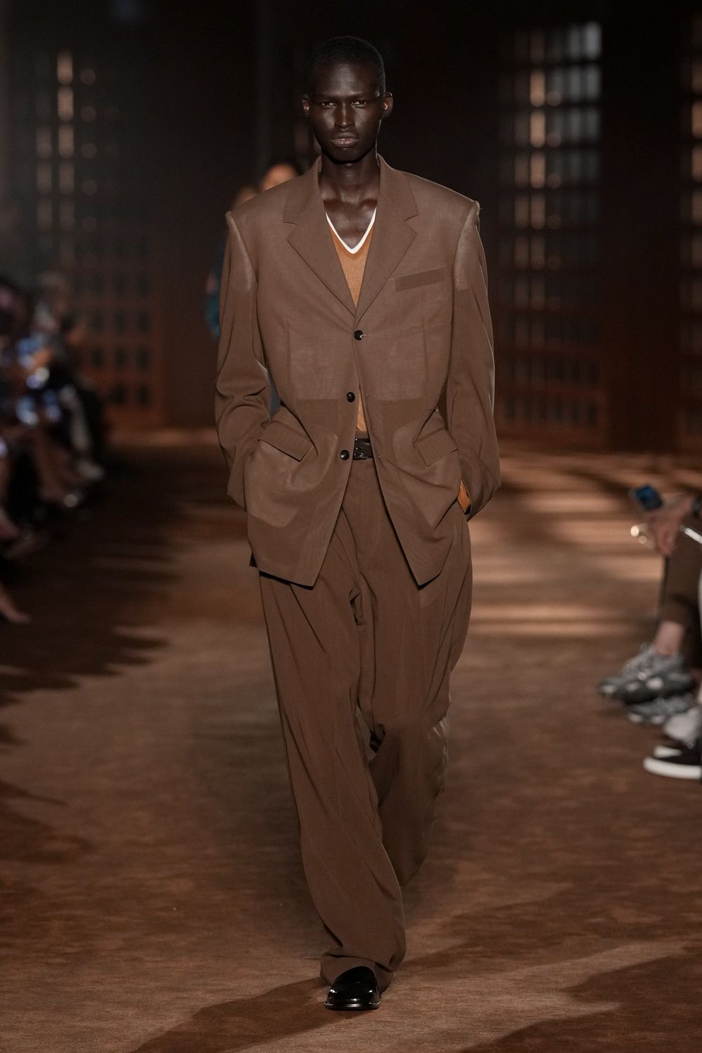 oversized brown single-breasted blazer