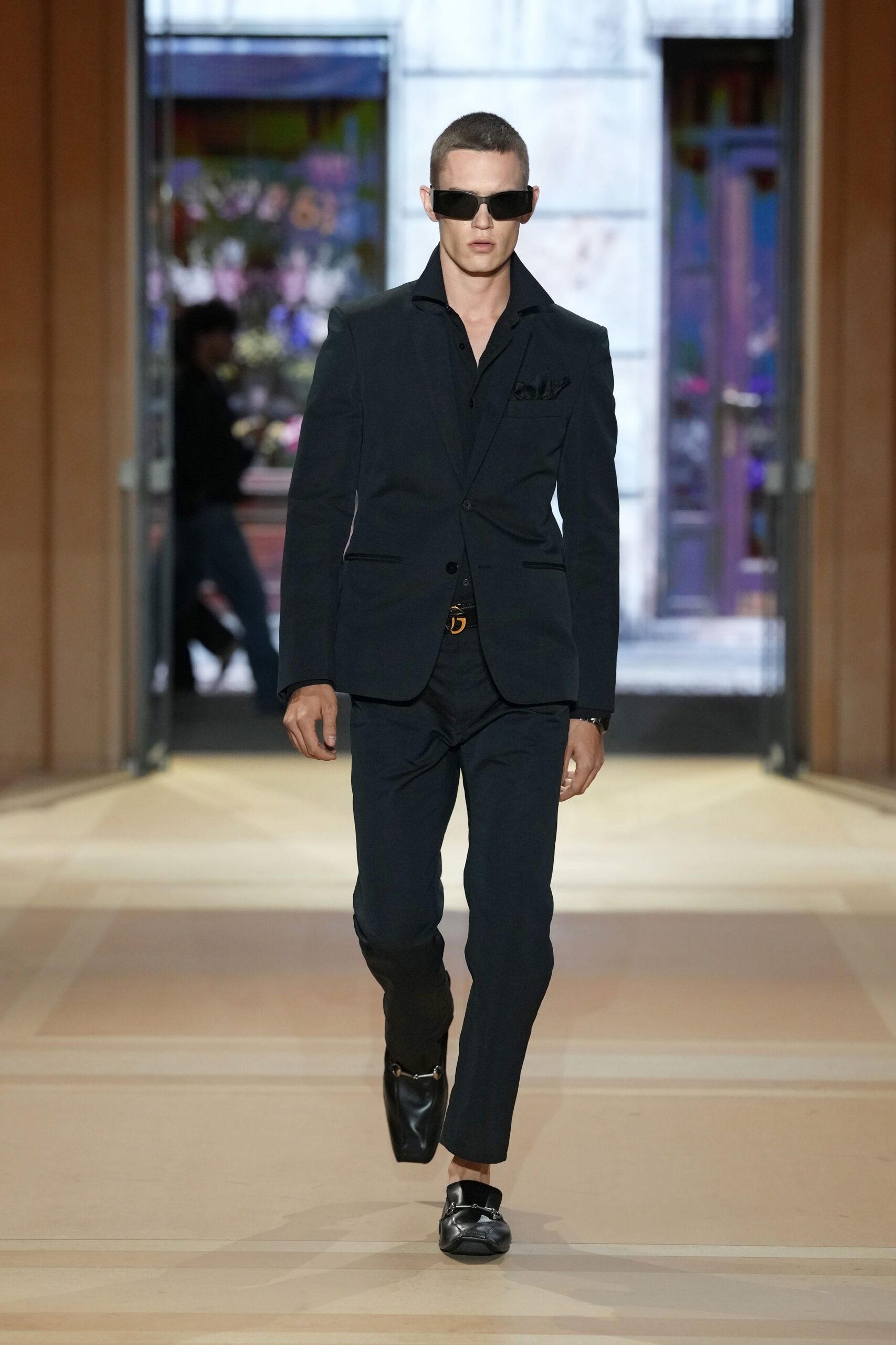 black tailored single-breasted blazer