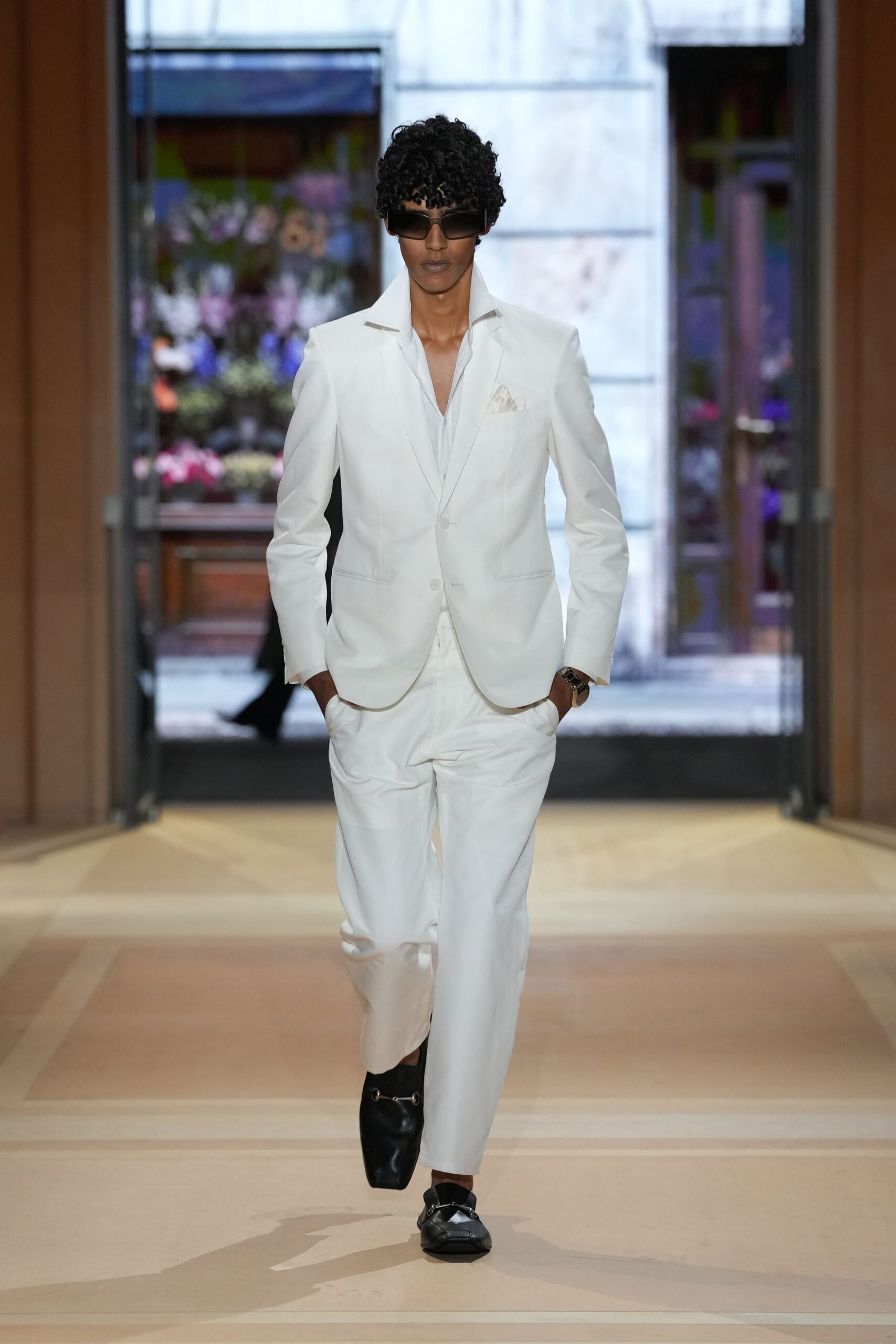 white tailored single-breasted blazer