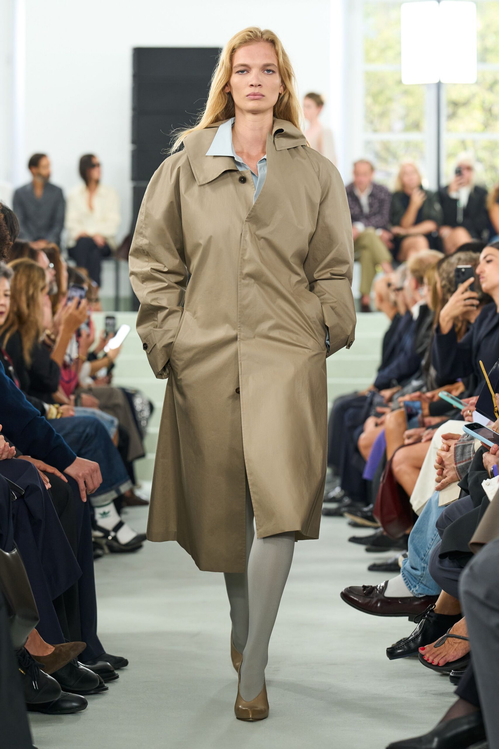 beige leather round-toe shoes