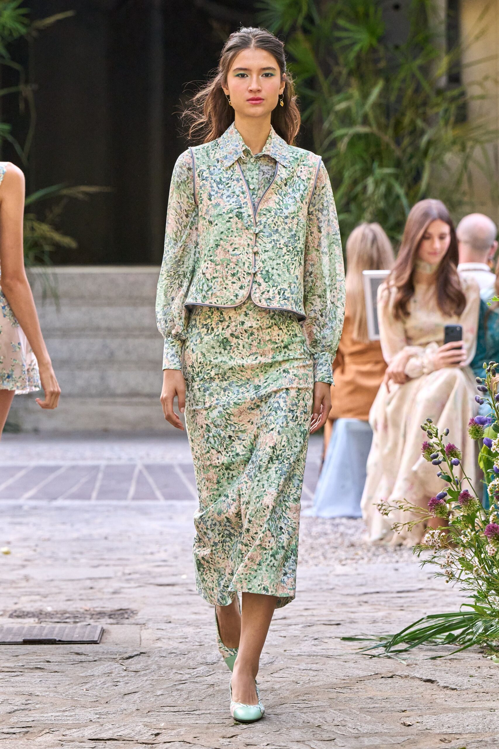 green unknown sleeveless v-neck floral buttoned cropped vest