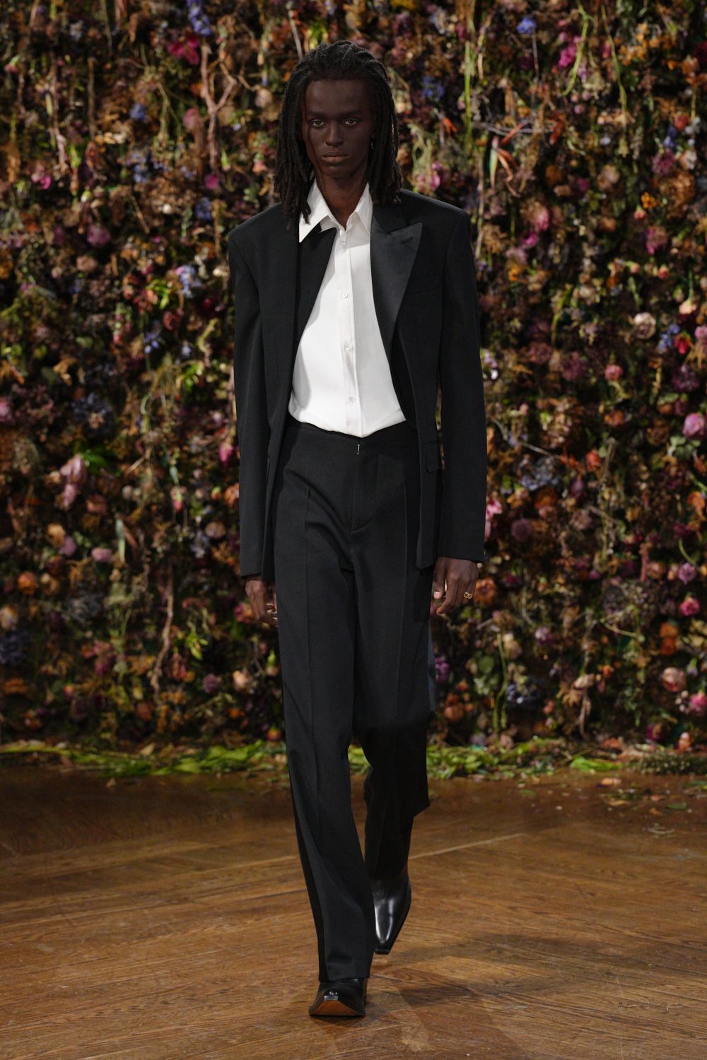 black unknown long-sleeve collared tailored blazer