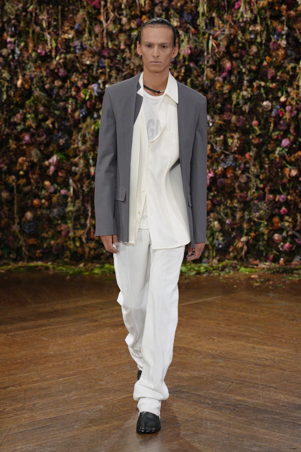 white unknown long-sleeve collared relaxed buttoned draped shirt