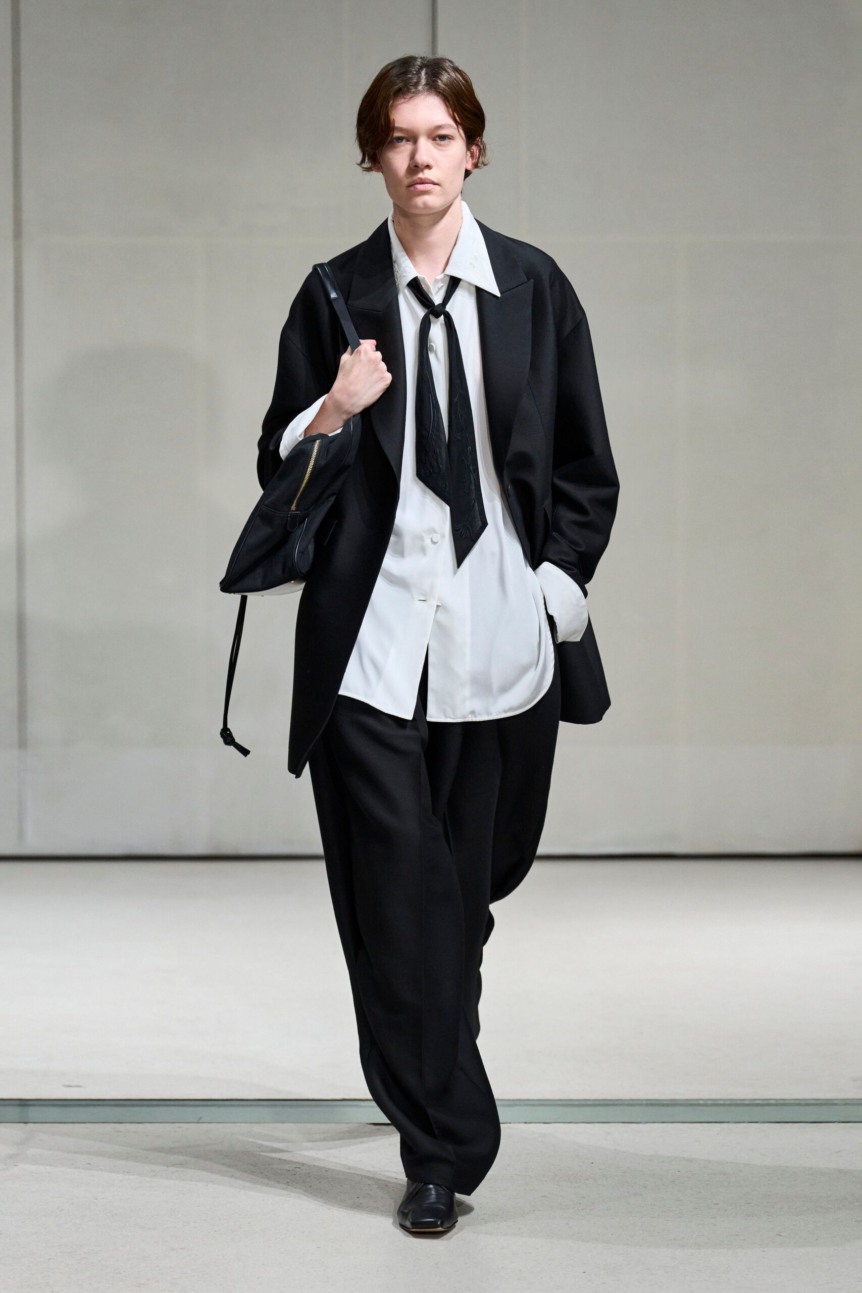 white unknown long-sleeve collared relaxed buttoned flowing shirt