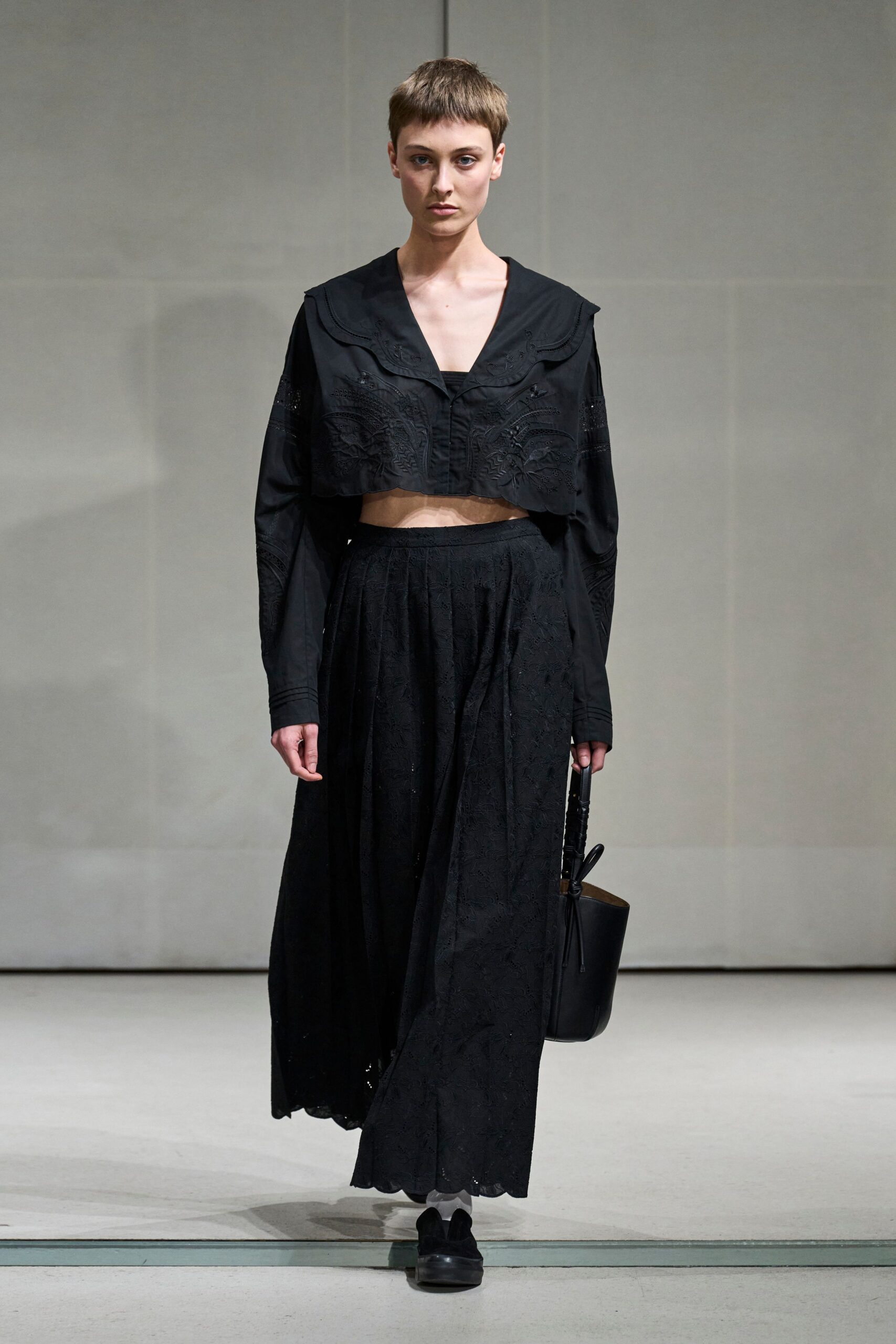 black cotton long-sleeve v-neck embroidered textured cropped jacket