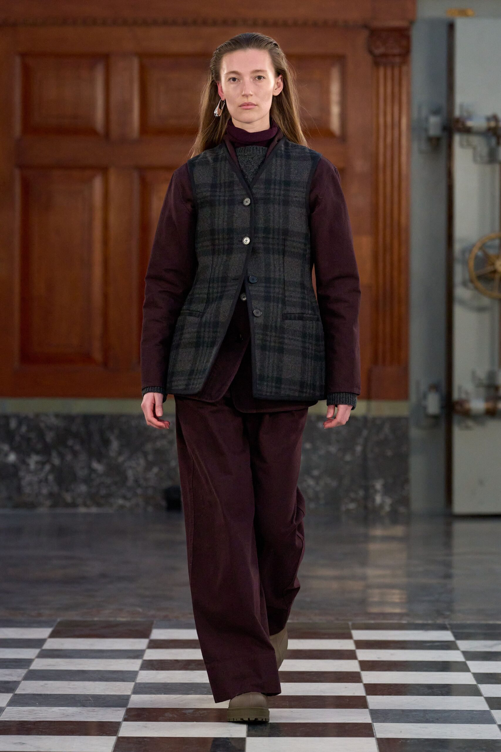gray wool sleeveless v-neck tailored checked buttoned vest