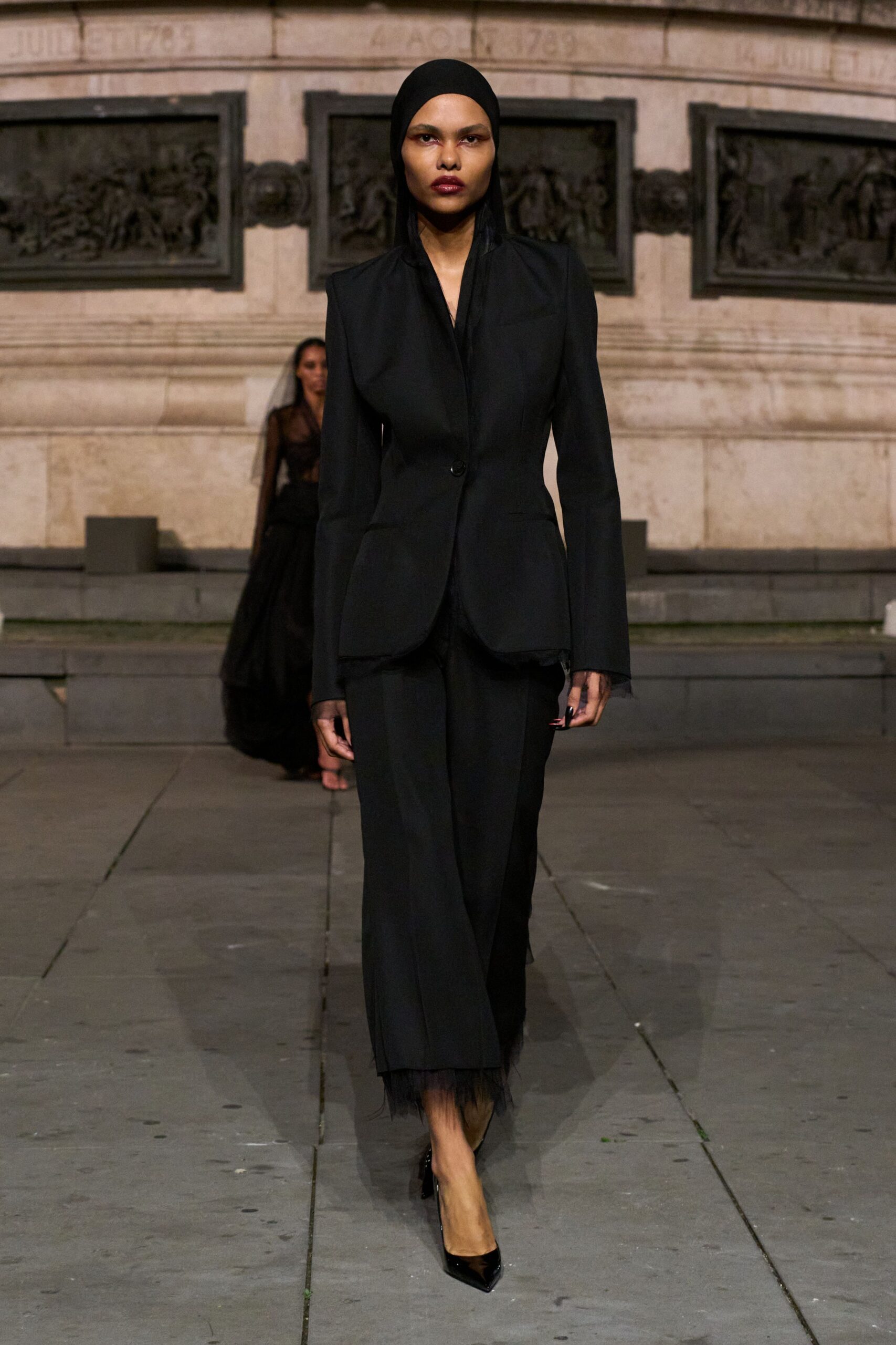 black unknown long-sleeve collared tailored buttoned blazer