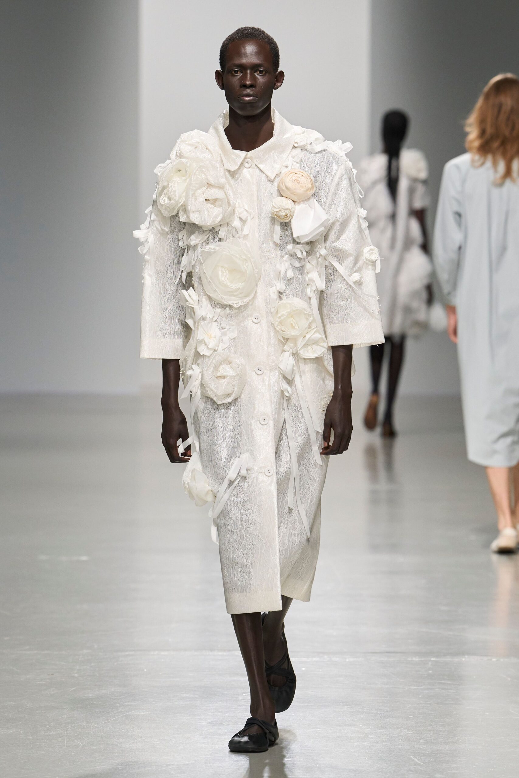 ivory rosette-appliqué lace coat
