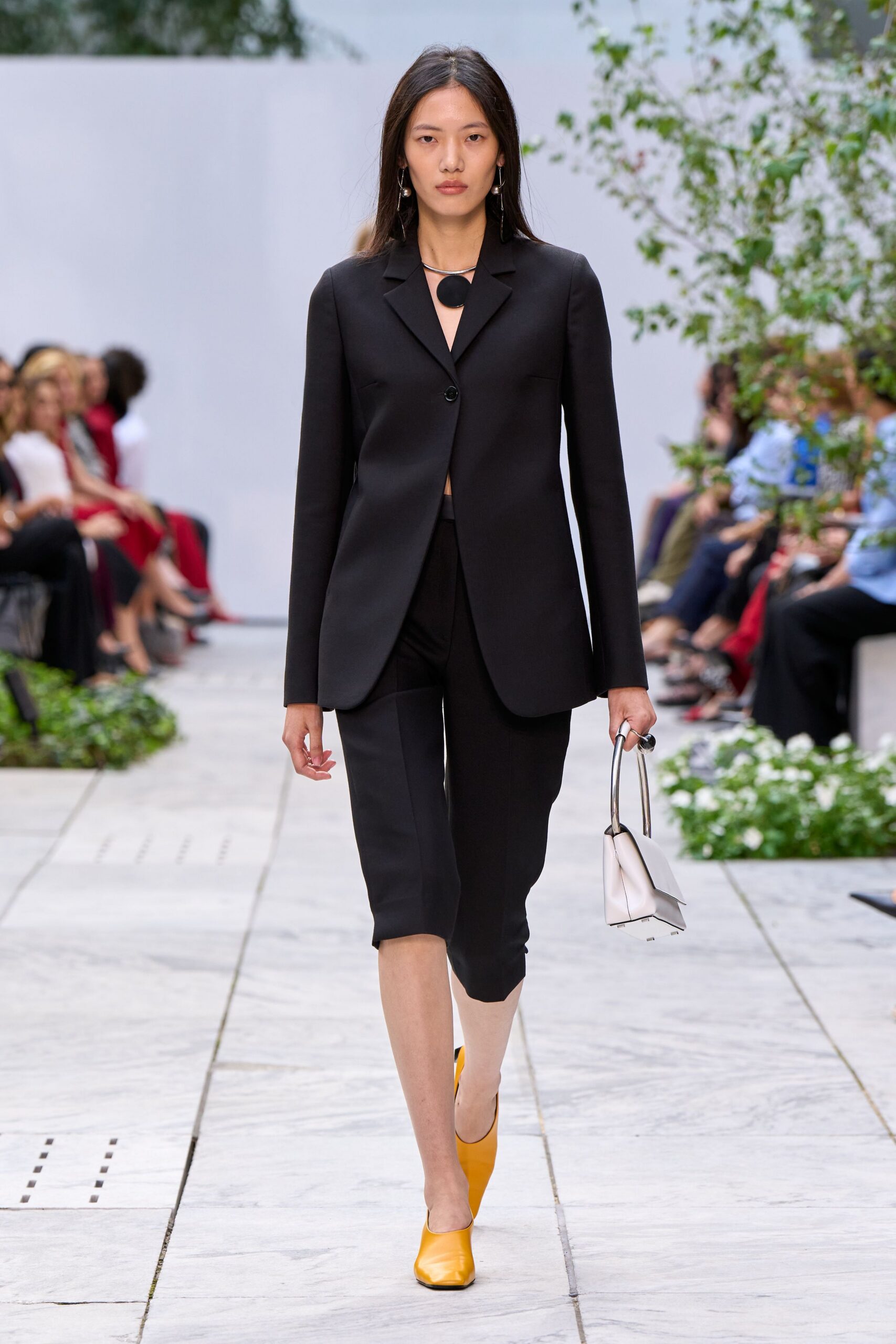 black unknown long-sleeve collared tailored buttoned blazer
