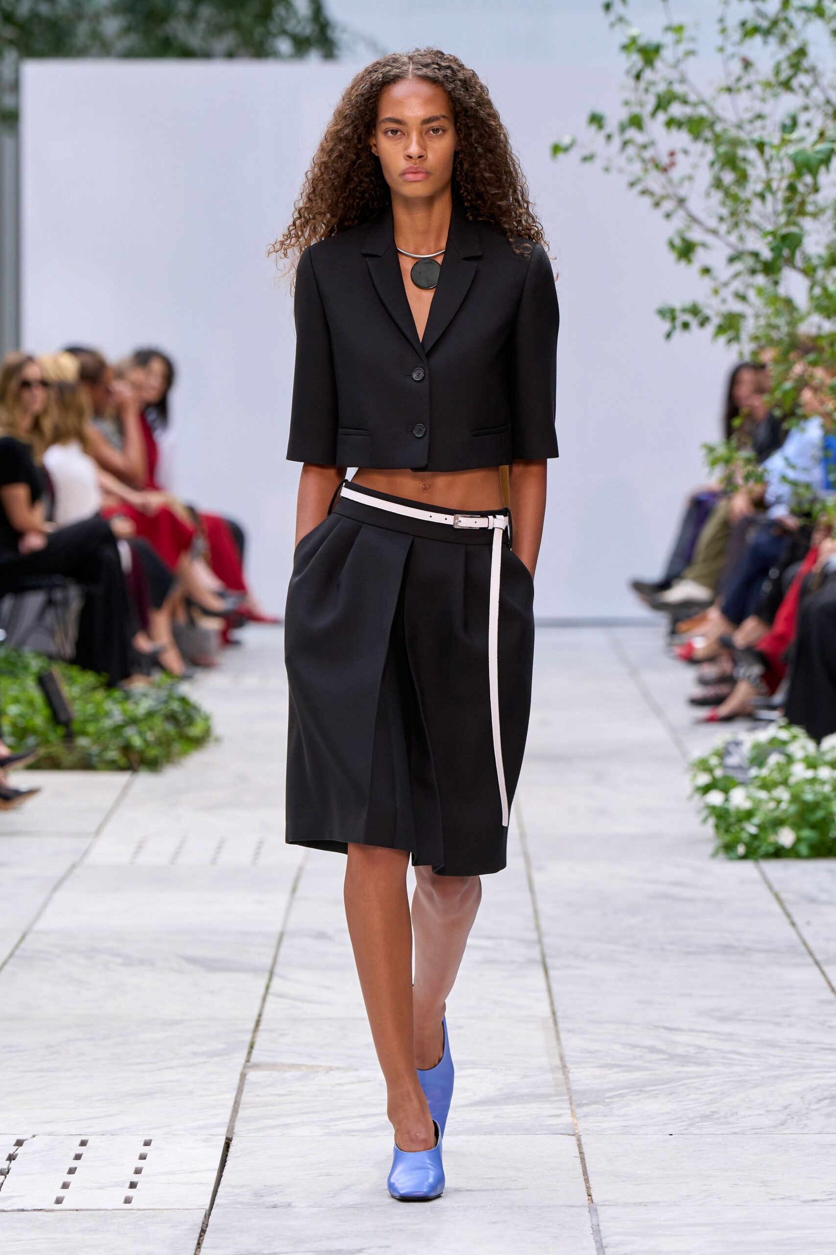 black unknown high-waisted pleated wide-leg midi culottes