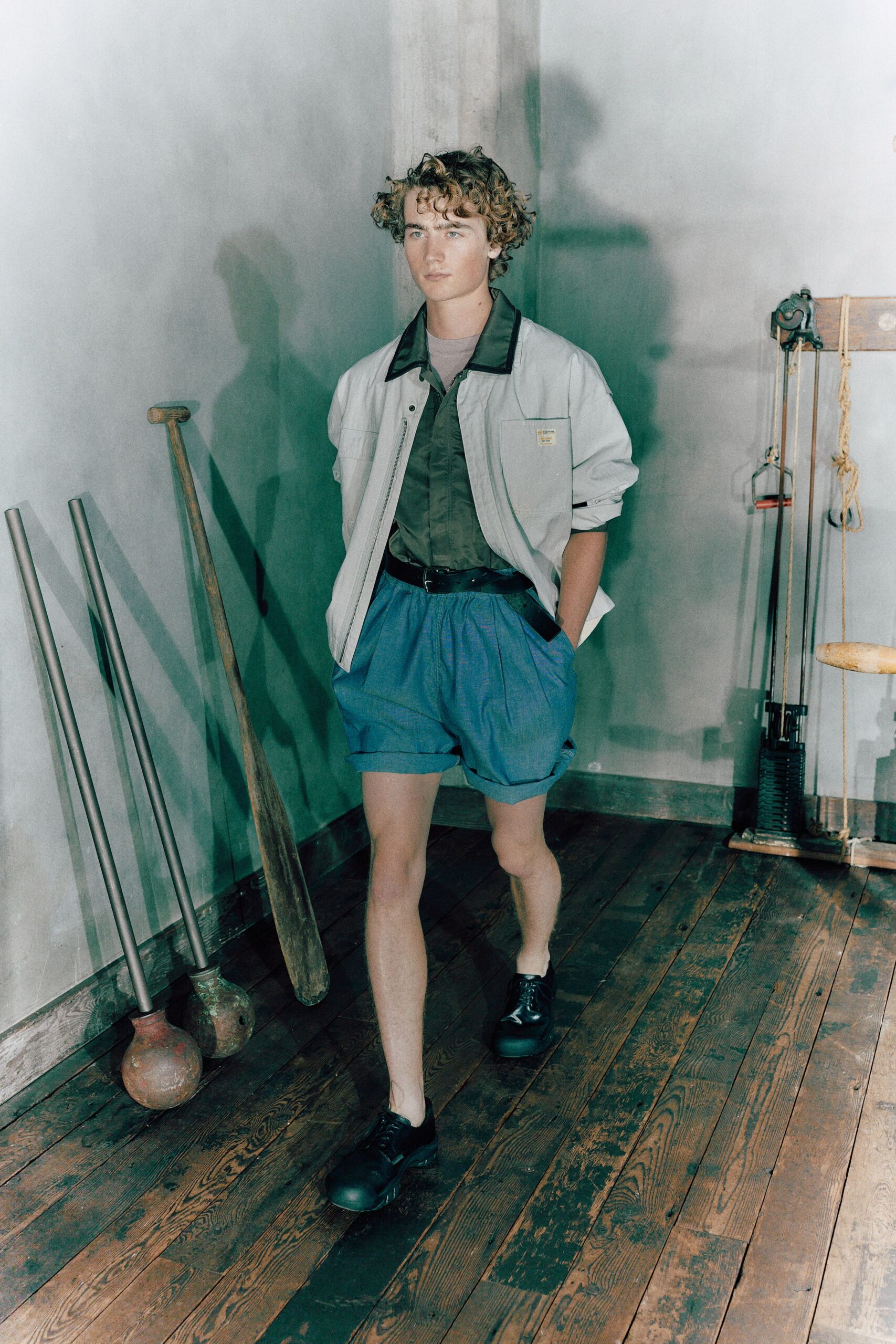 blue unknown high-waisted pleated cuffed short shorts
