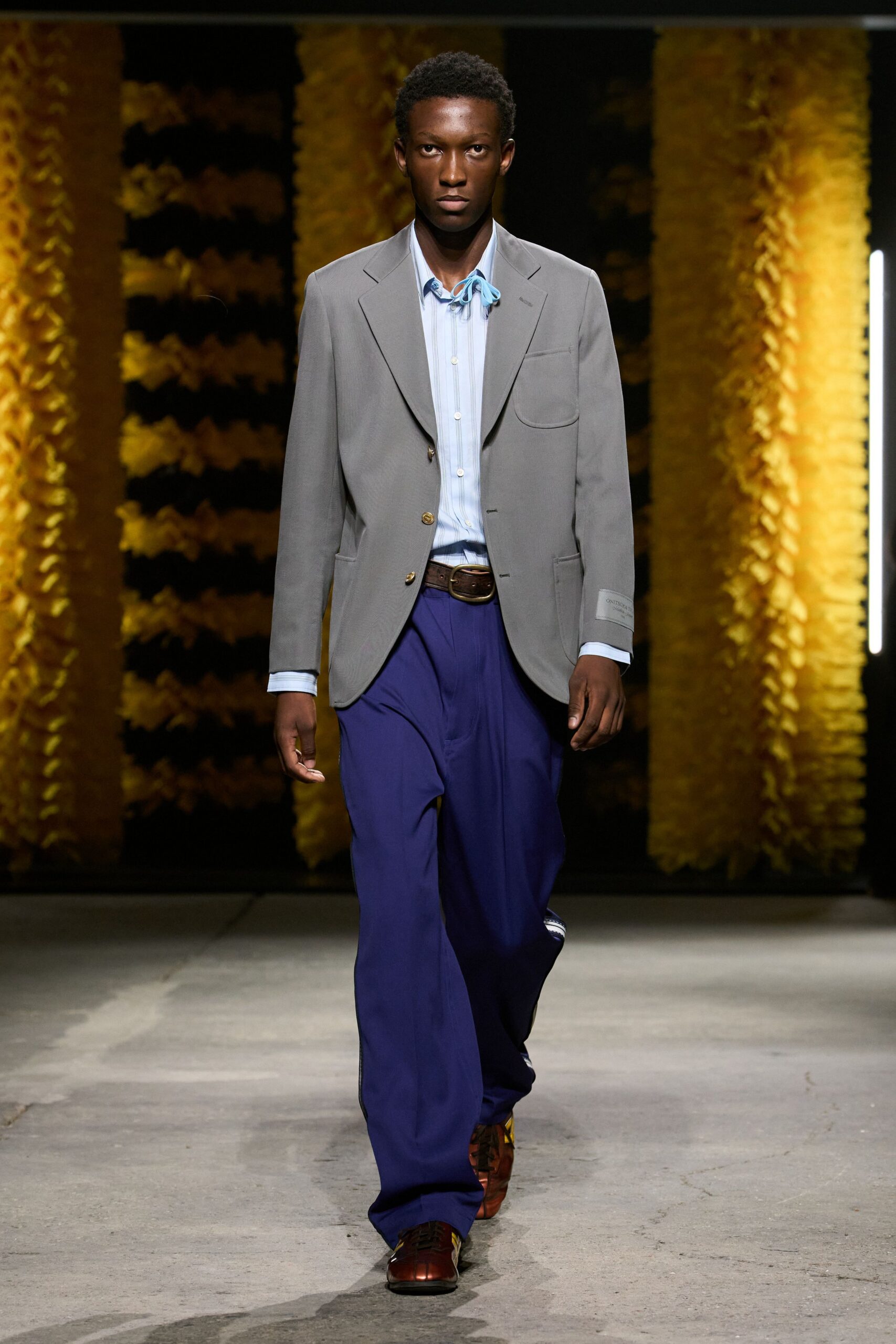 gray single-breasted blazer