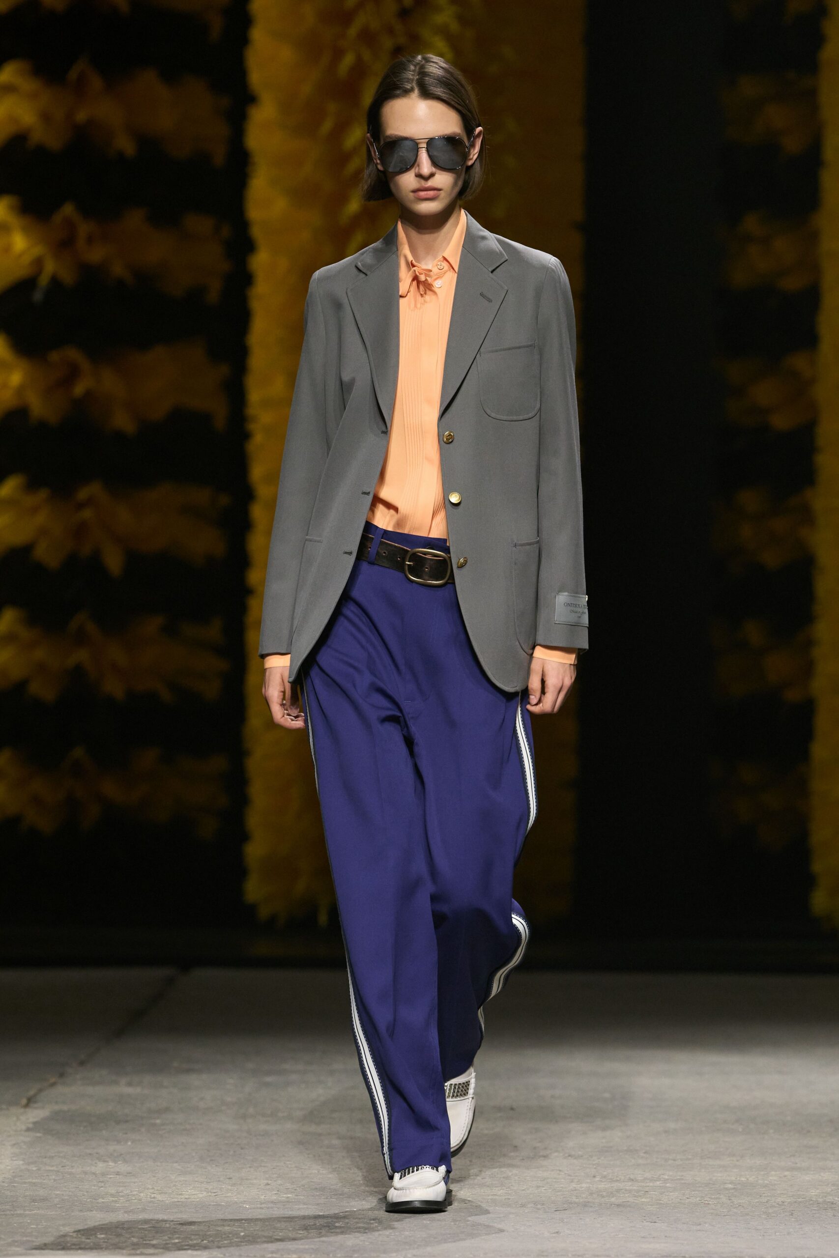 gray single-breasted tailored blazer