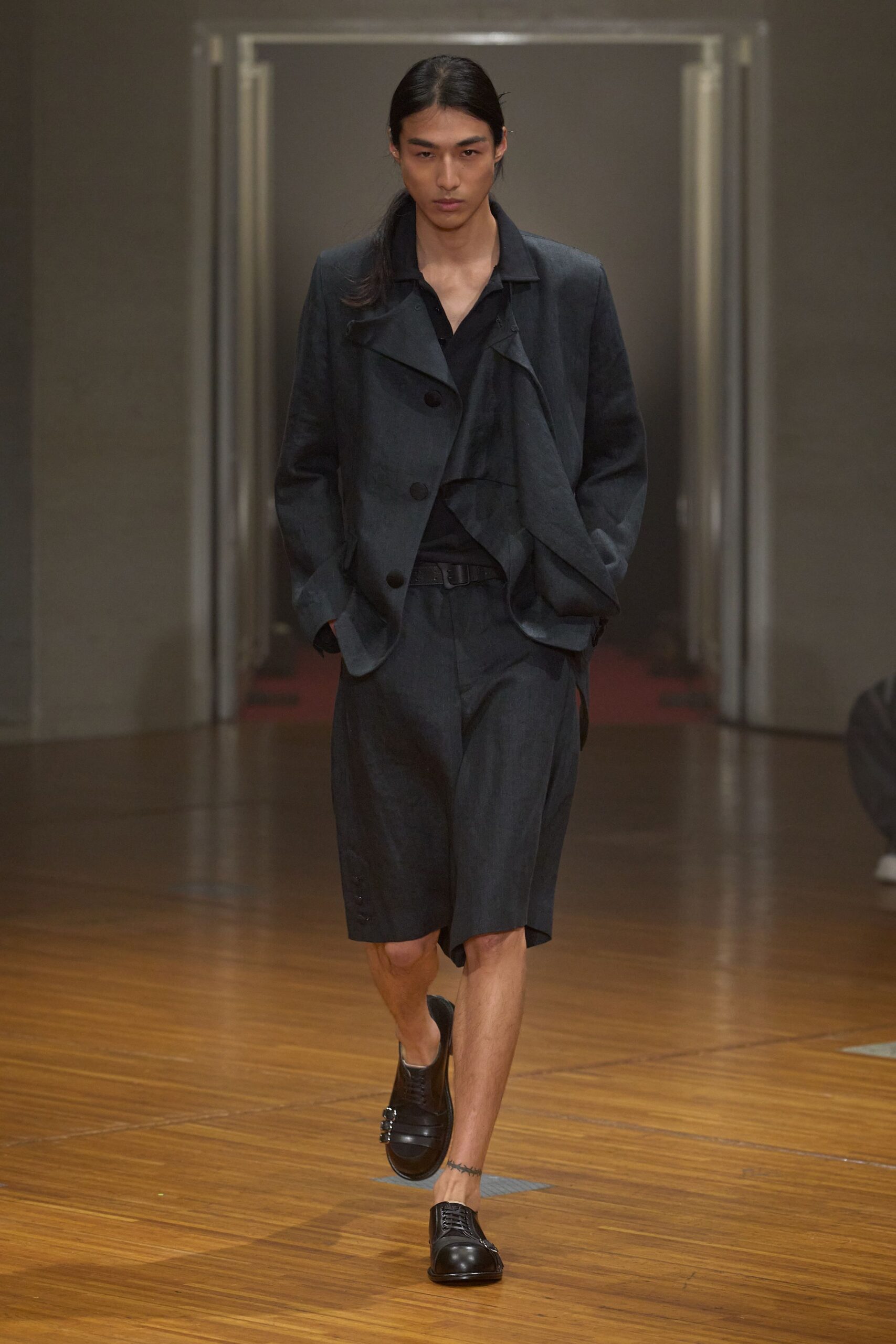 black cropped buttoned jacket