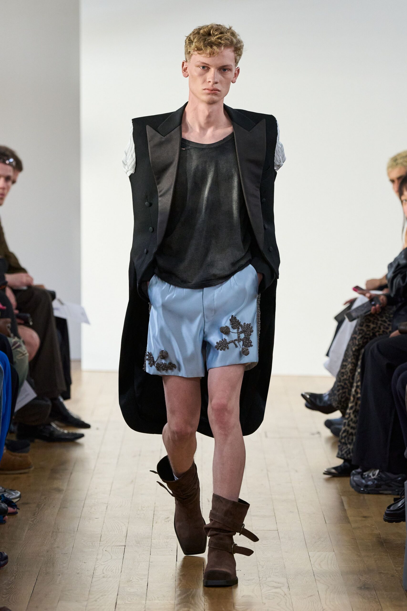 tailcoat-style sleeveless blazer