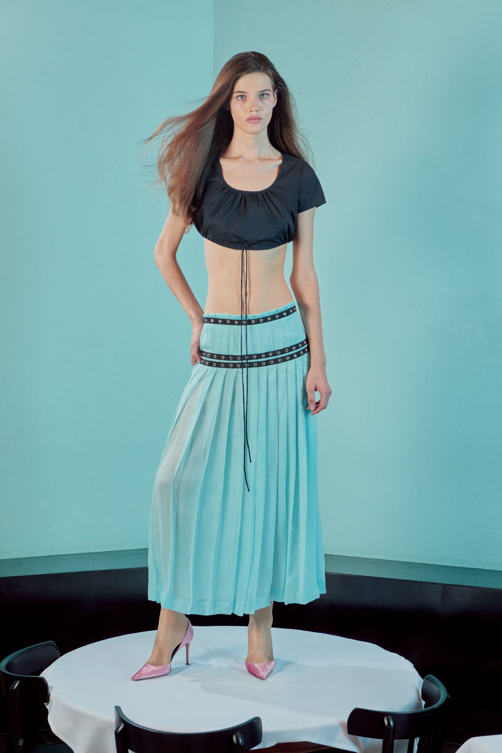 black unknown short-sleeve scoop-neck fitted ruched cropped crop-top
