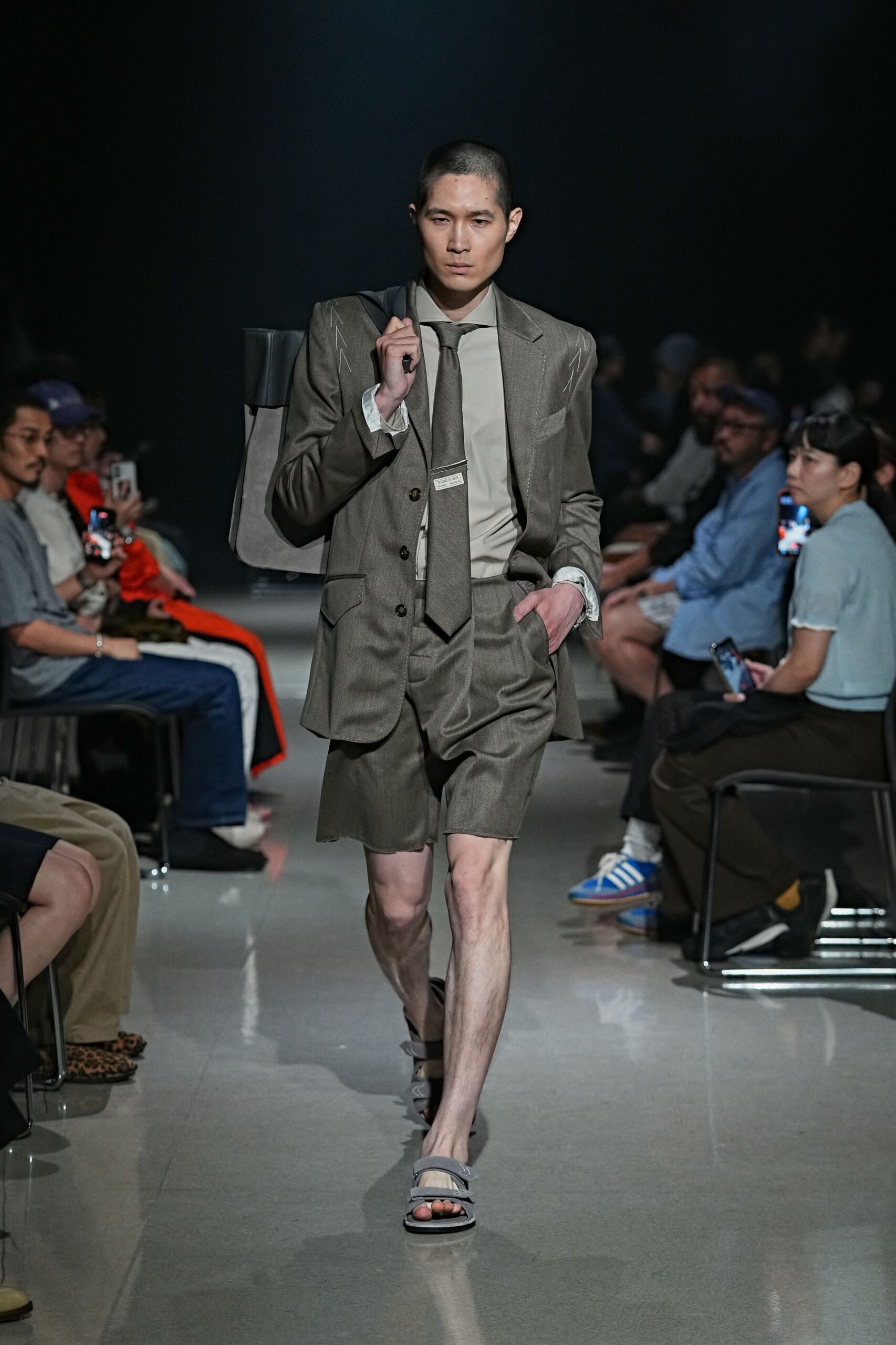 gray tailored single-breasted blazer