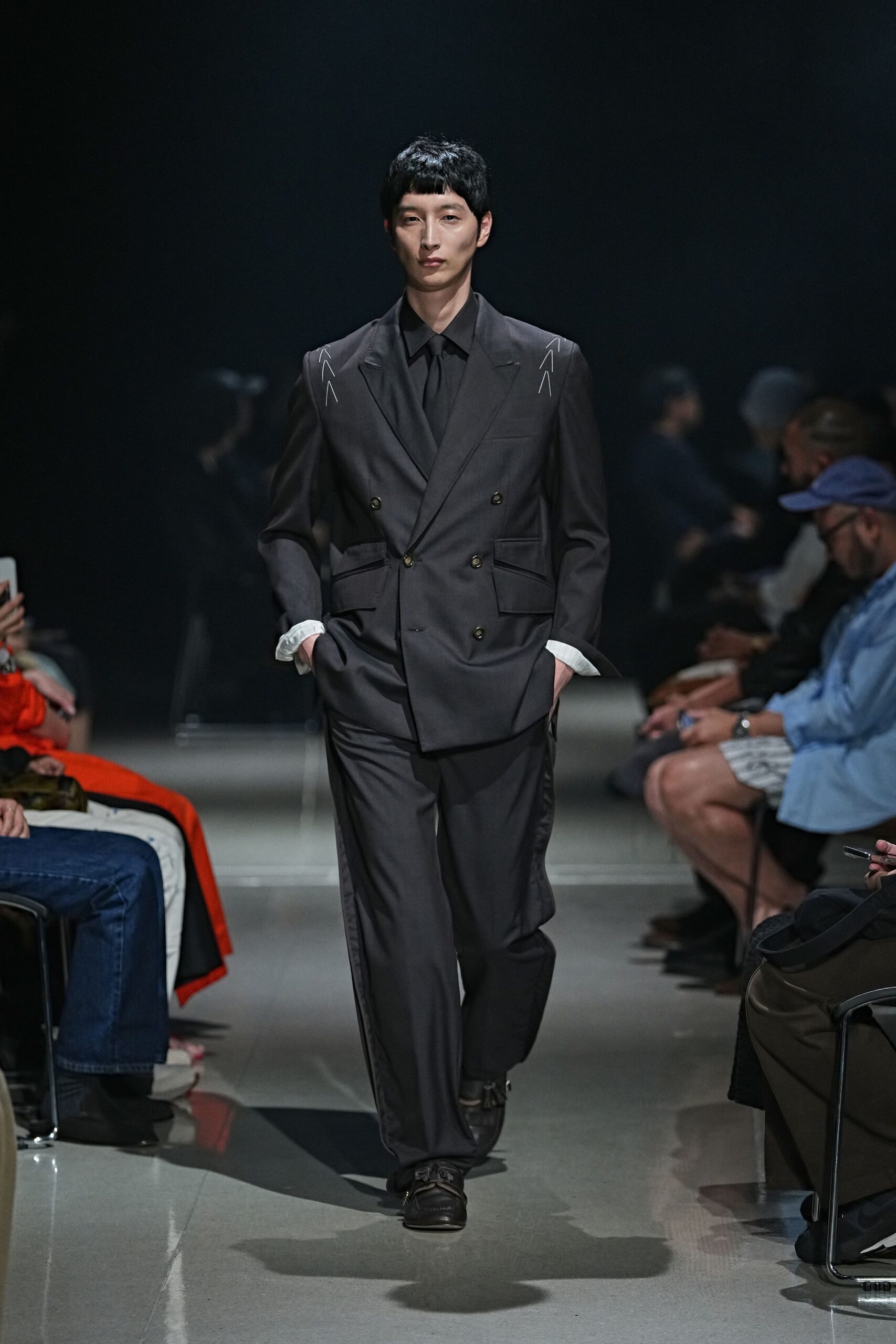 gray double-breasted tailored blazer