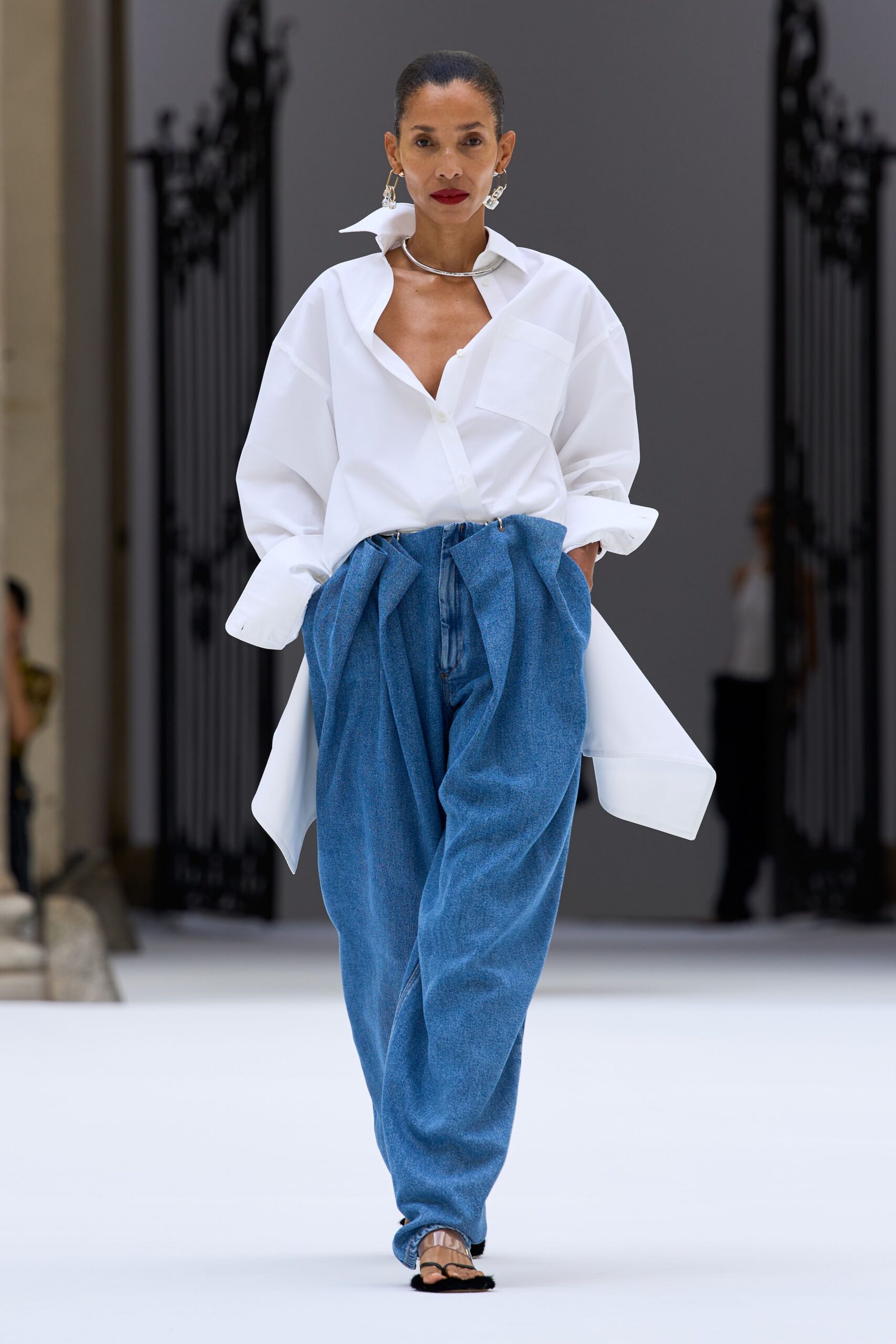 oversized white shirt and paperbag jeans